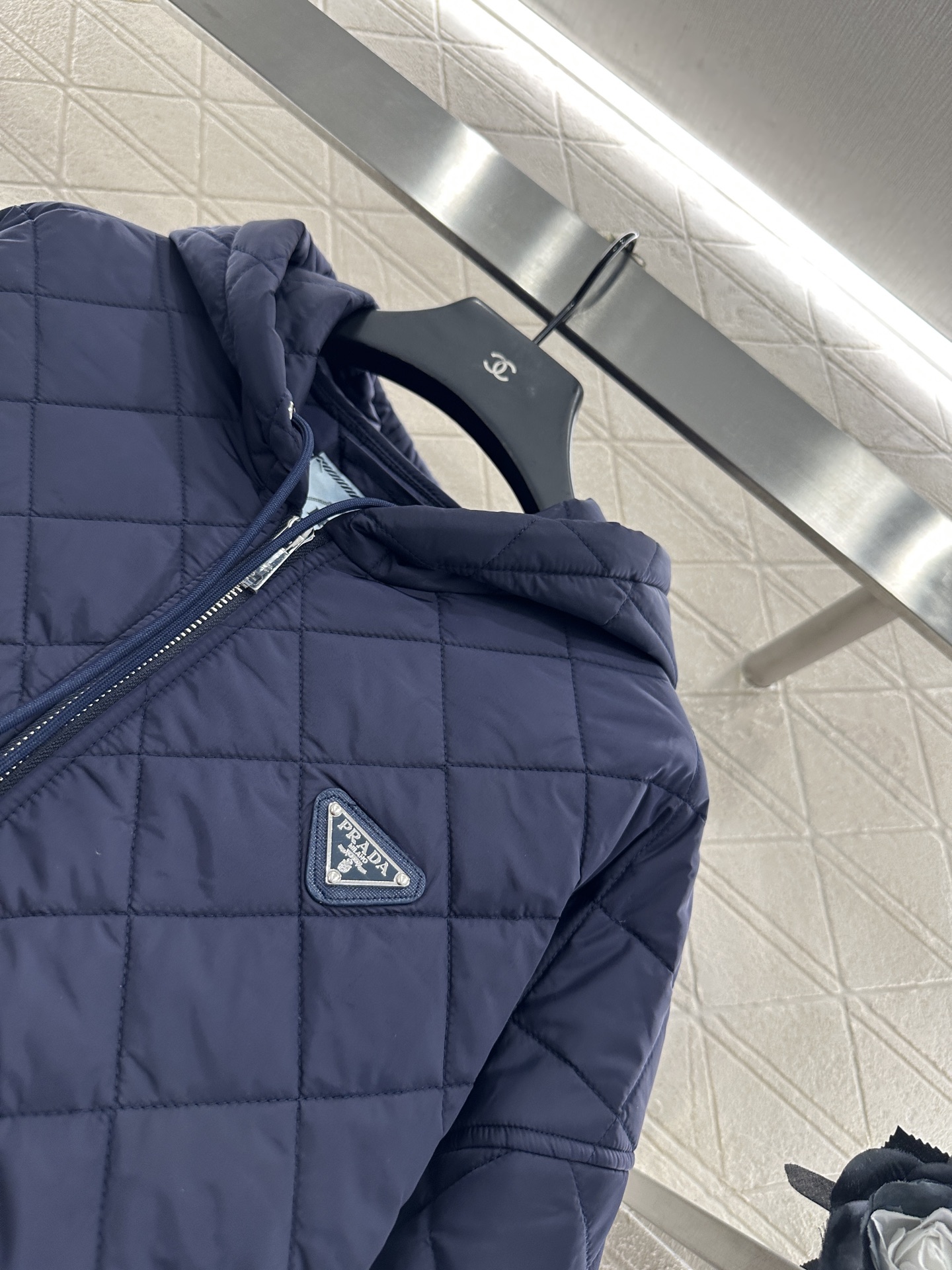 ♥Prad*♥2025新品上架
     菱格连帽羽绒棉服
定制YB进口防风防水尼龙材质 其工艺还原 升