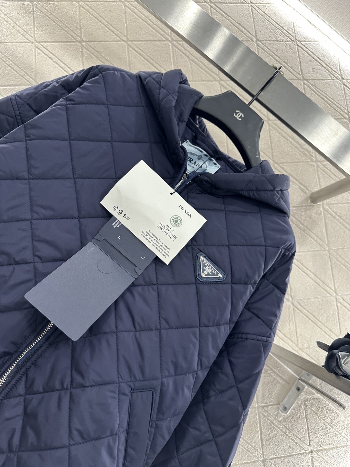 ♥Prad*♥2025新品上架
     菱格连帽羽绒棉服
定制YB进口防风防水尼龙材质 其工艺还原 升