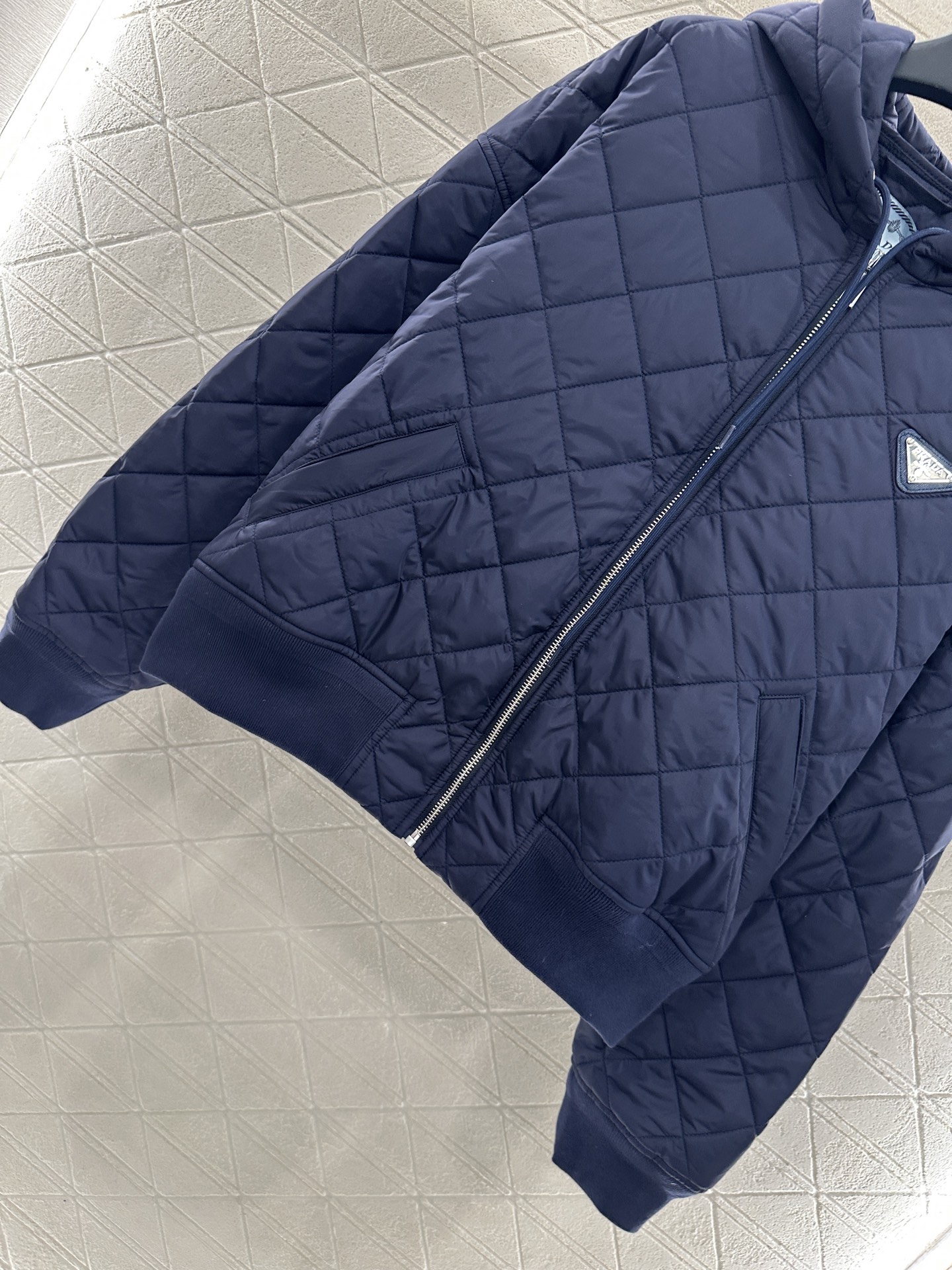 ♥Prad*♥2025新品上架
     菱格连帽羽绒棉服
定制YB进口防风防水尼龙材质 其工艺还原 升