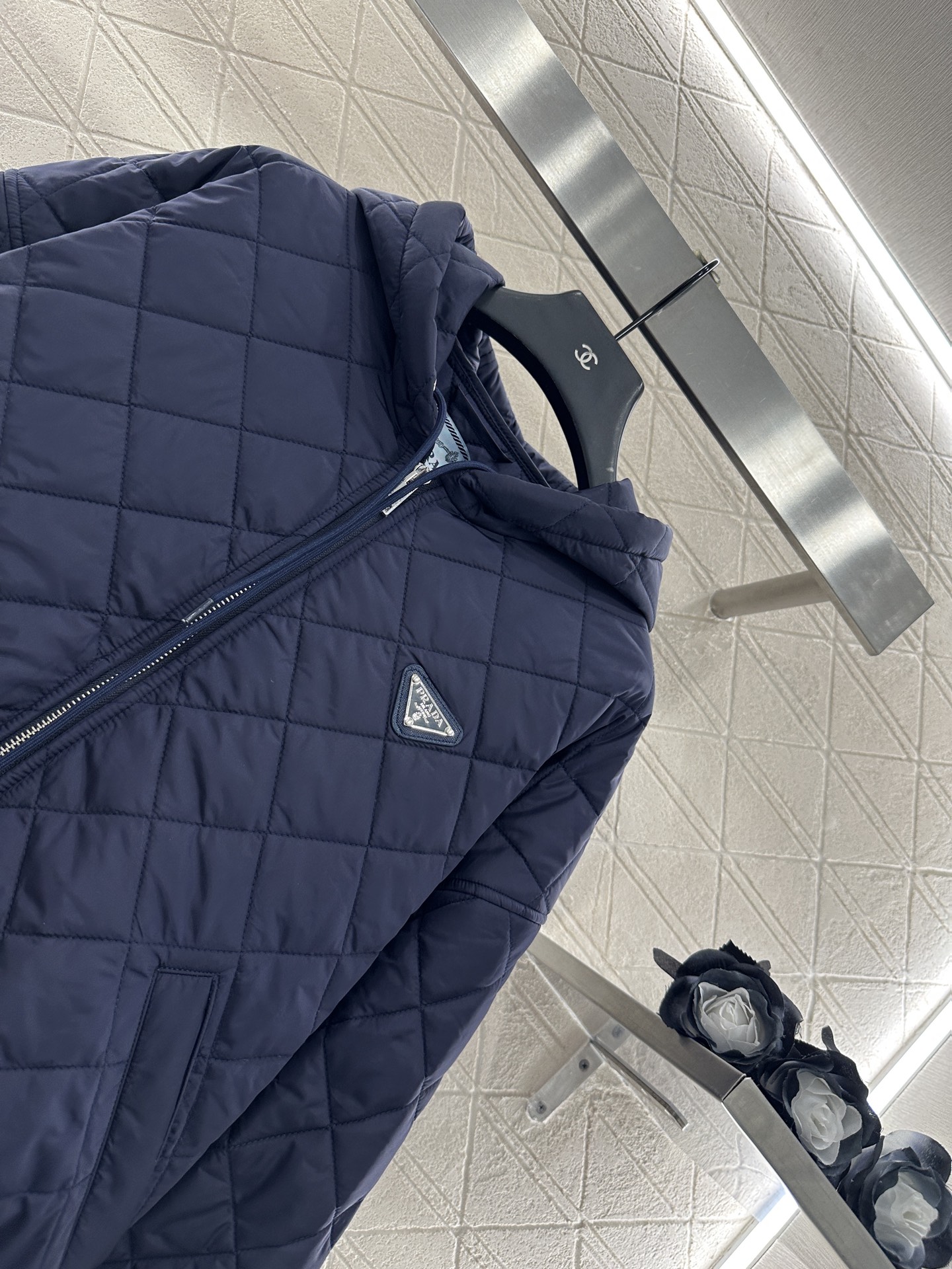 ♥Prad*♥2025新品上架
     菱格连帽羽绒棉服
定制YB进口防风防水尼龙材质 其工艺还原 升