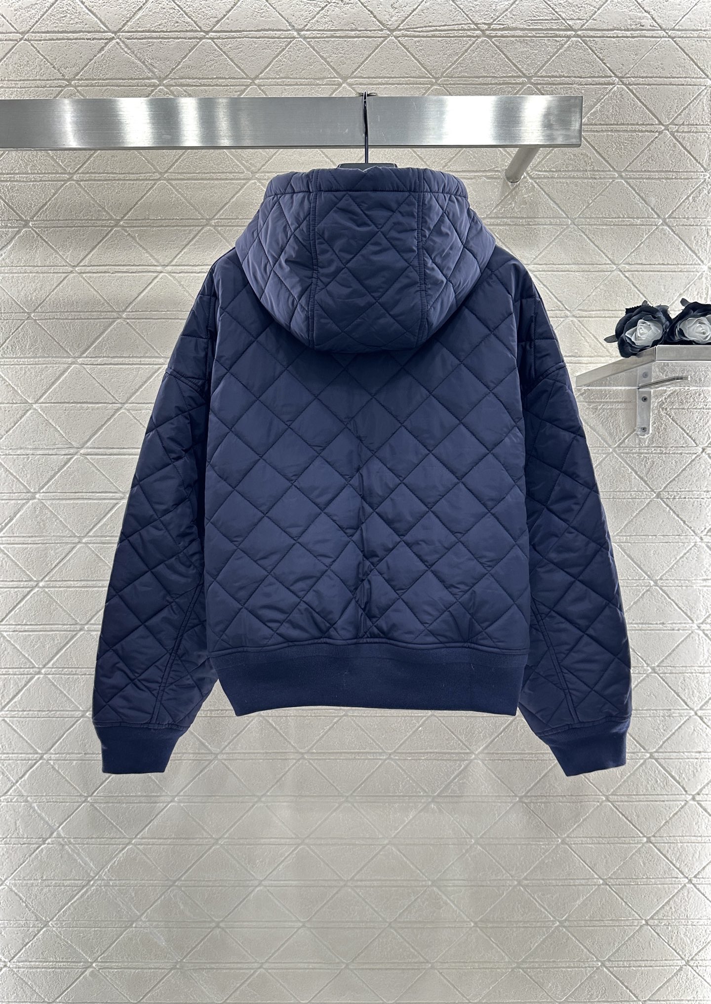 ♥Prad*♥2025新品上架
     菱格连帽羽绒棉服
定制YB进口防风防水尼龙材质 其工艺还原 升