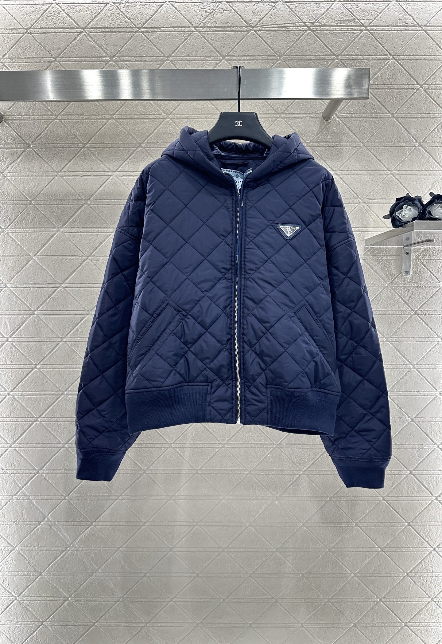 ♥Prad*♥2025新品上架
     菱格连帽羽绒棉服
定制YB进口防风防水尼龙材质 其工艺还原 升