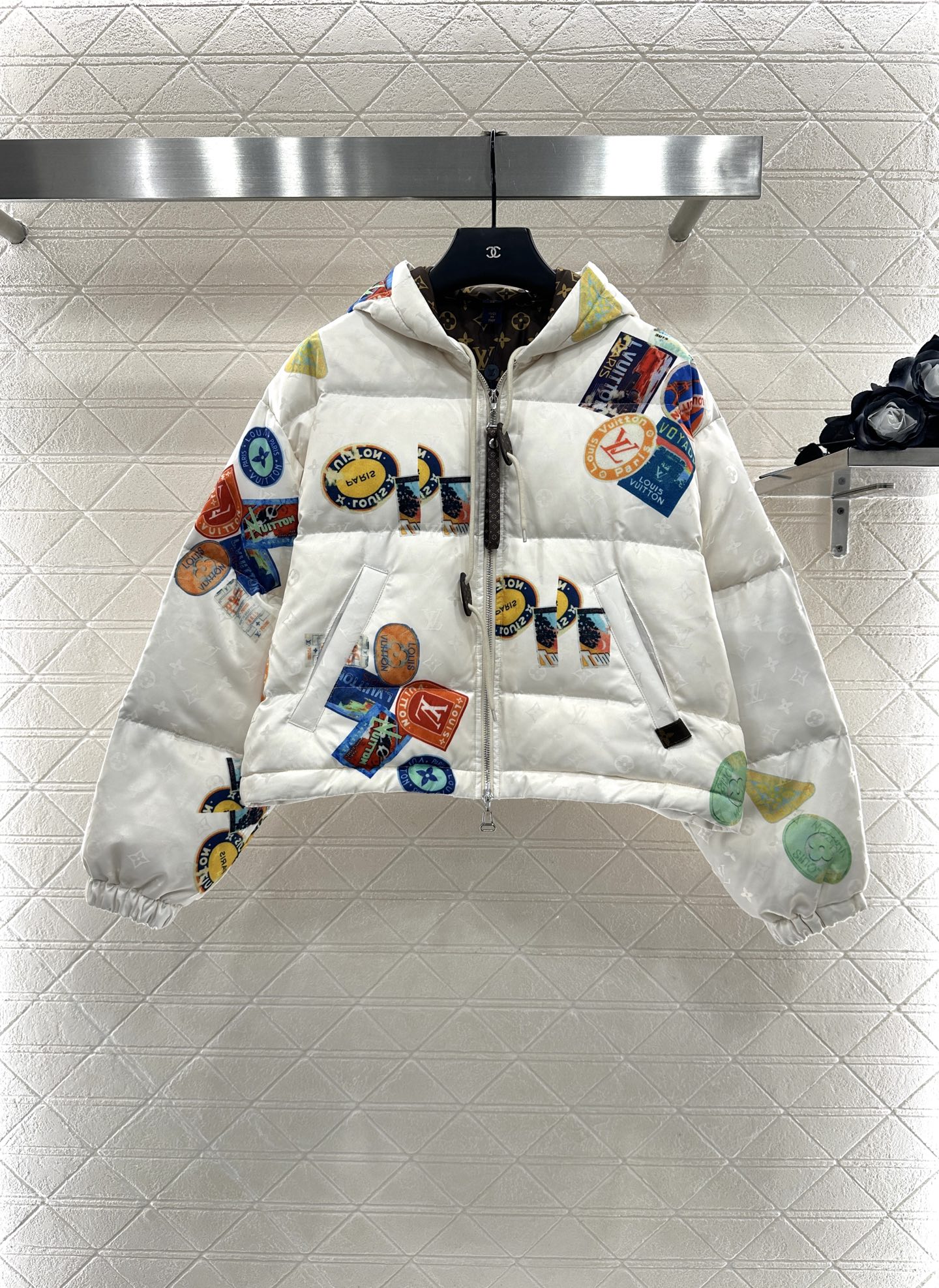 ♥Louis Vuitto*♥2025新品上架
     连帽徽章羽绒外套
定制YB防风防水尼龙材质 白