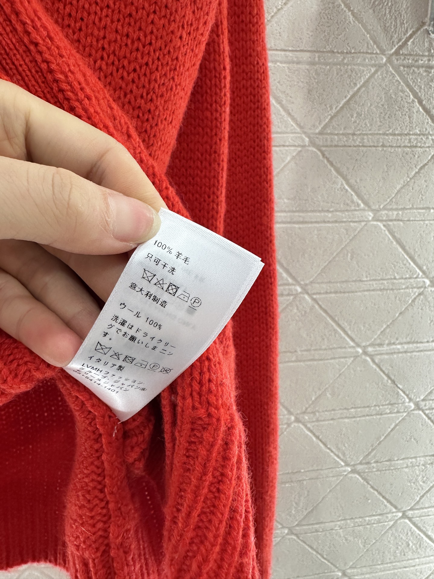 ♥Celin*♥2025新品上架
     小别针标识针织开衫
定制YB羊毛针织材质 质感高级 舒适柔软