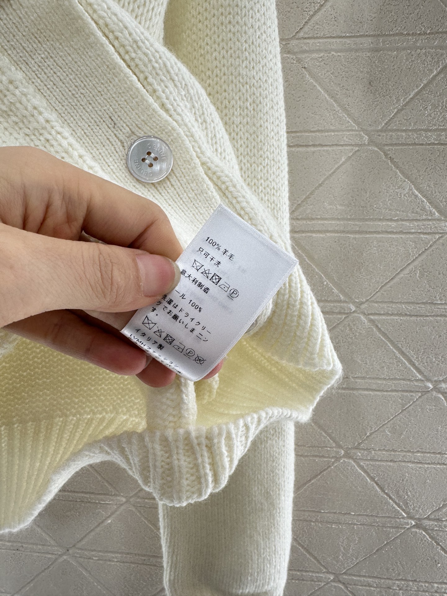 ♥Celin*♥2025新品上架
     小别针标识针织开衫
定制YB羊毛针织材质 质感高级 舒适柔软