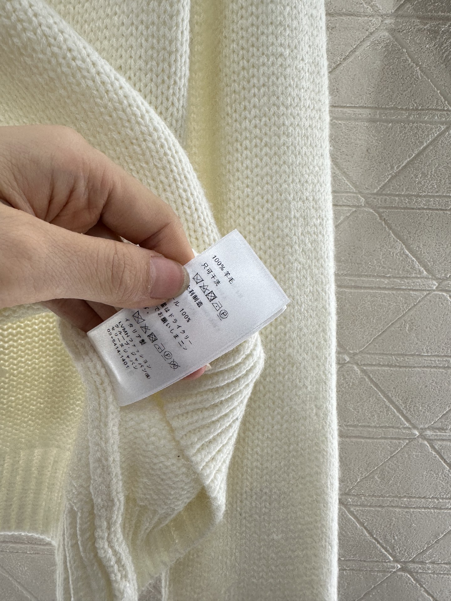 ♥Celin*♥2025新品上架
    别针标识圆领套头毛衣
定制YB羊毛针织材质 质感高级 舒适柔软