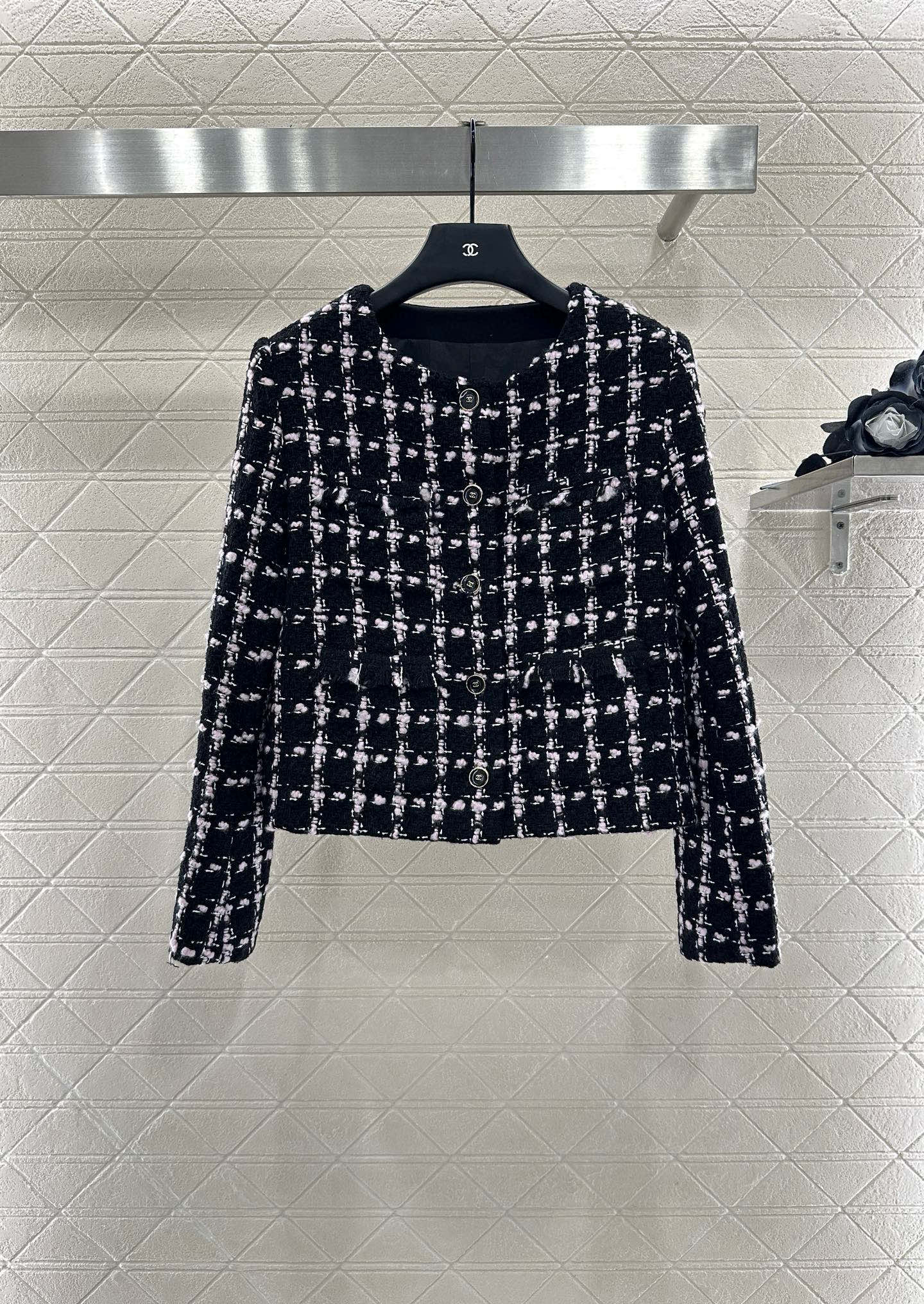 Chanel Women's Black & White Tweed Mini Skirt, Elegant A-Line Silhouette 5 i1756701992844 7804 0 3