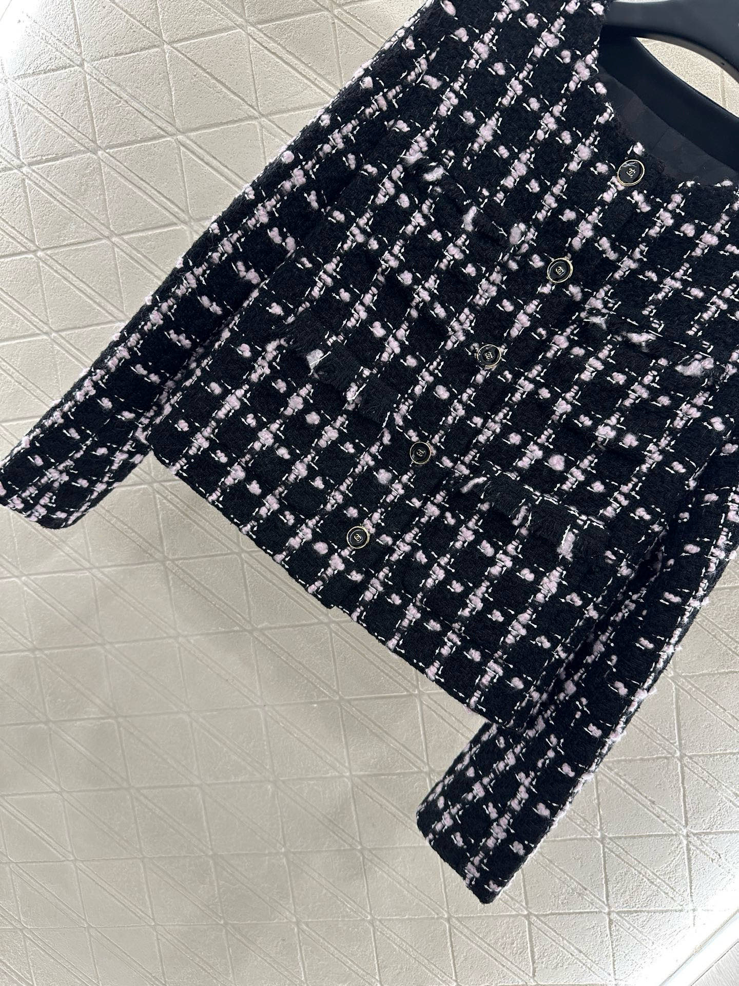 Chanel Women's Black & White Tweed Mini Skirt, Elegant A-Line Silhouette 8 i1756701994999 4609 0 6