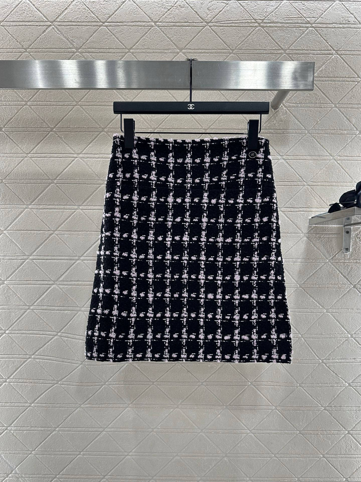 Chanel Women's Black & White Tweed Mini Skirt, Elegant A-Line Silhouette 2 i1756701995003 6797 0 0