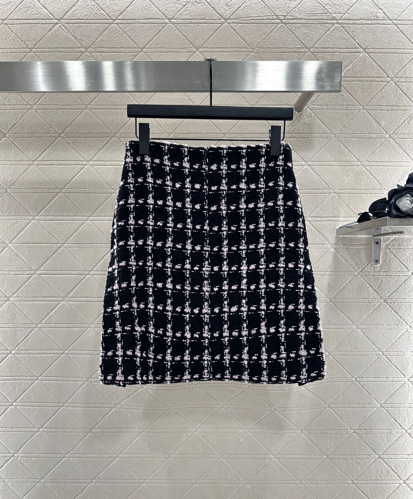 Chanel Women's Black & White Tweed Mini Skirt, Elegant A-Line Silhouette 3 i1756702010388 4552