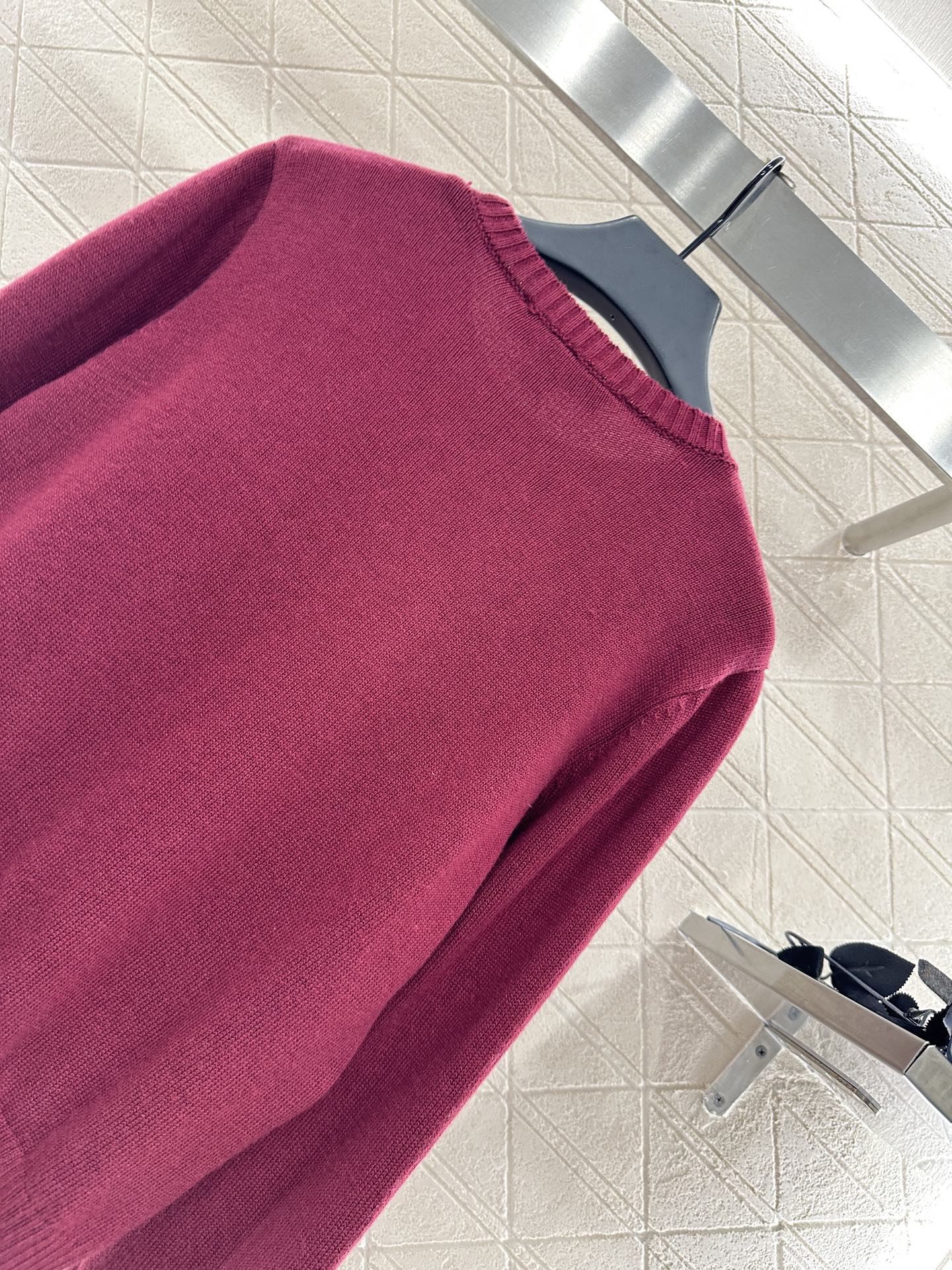 ♥Louis Vuitto*♥2025新品上架
      钉珠字母针织长袖
定制YB羊绒纱线织造 穿搭