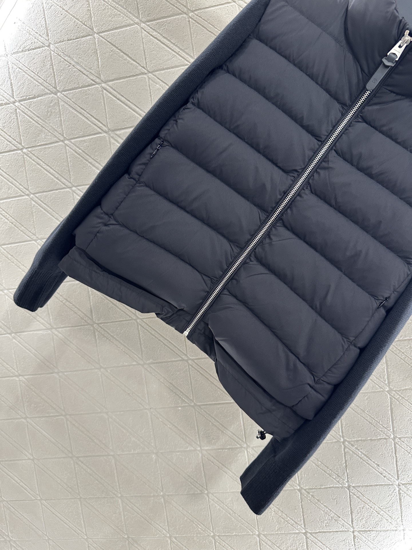 ♥Moncle*♥2025新品上架
      拼接拉链羽绒服
定制YB进口尼龙➕羊毛材质 其工艺还原 