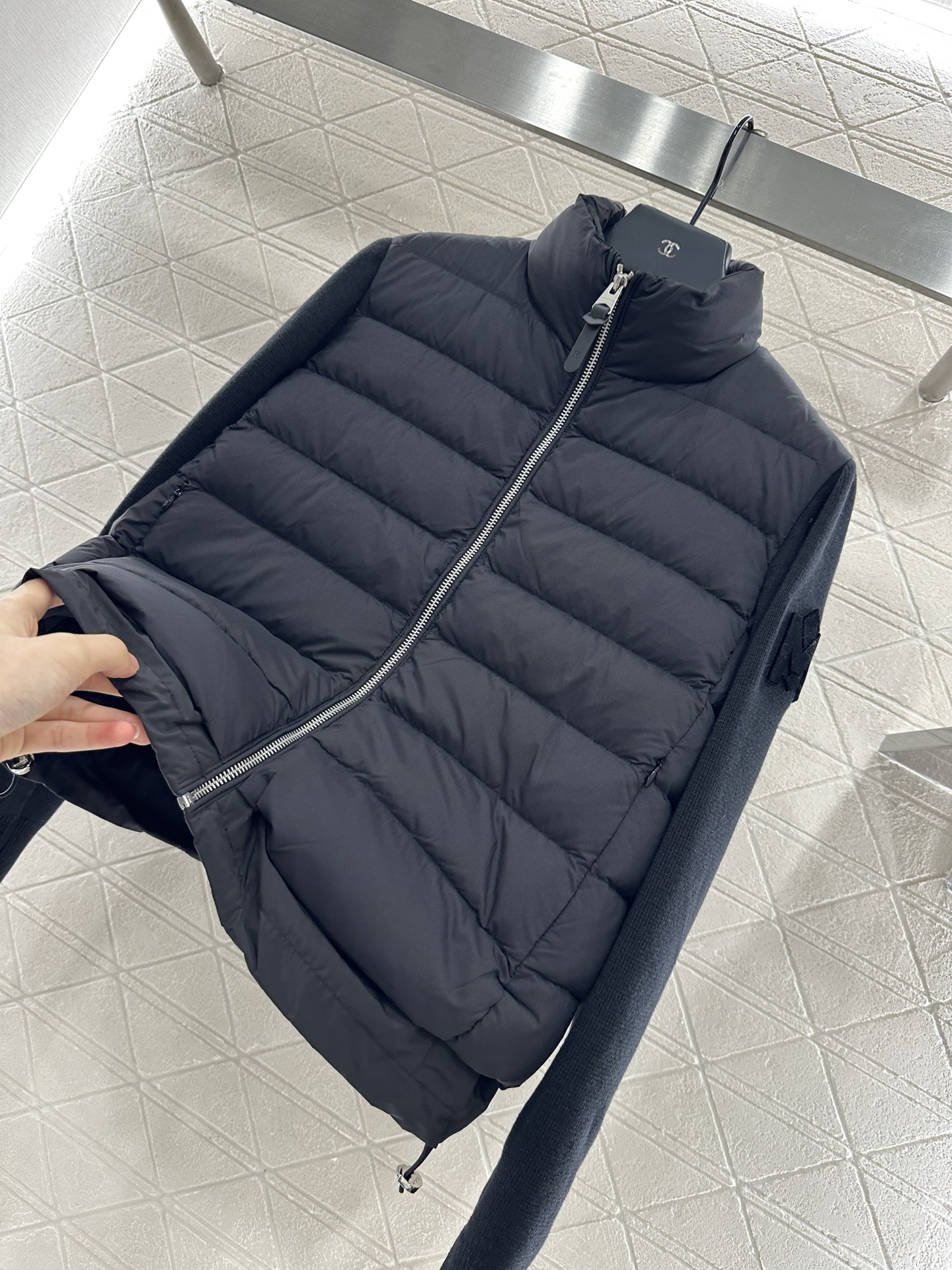 ♥Moncle*♥2025新品上架
      拼接拉链羽绒服
定制YB进口尼龙➕羊毛材质 其工艺还原 