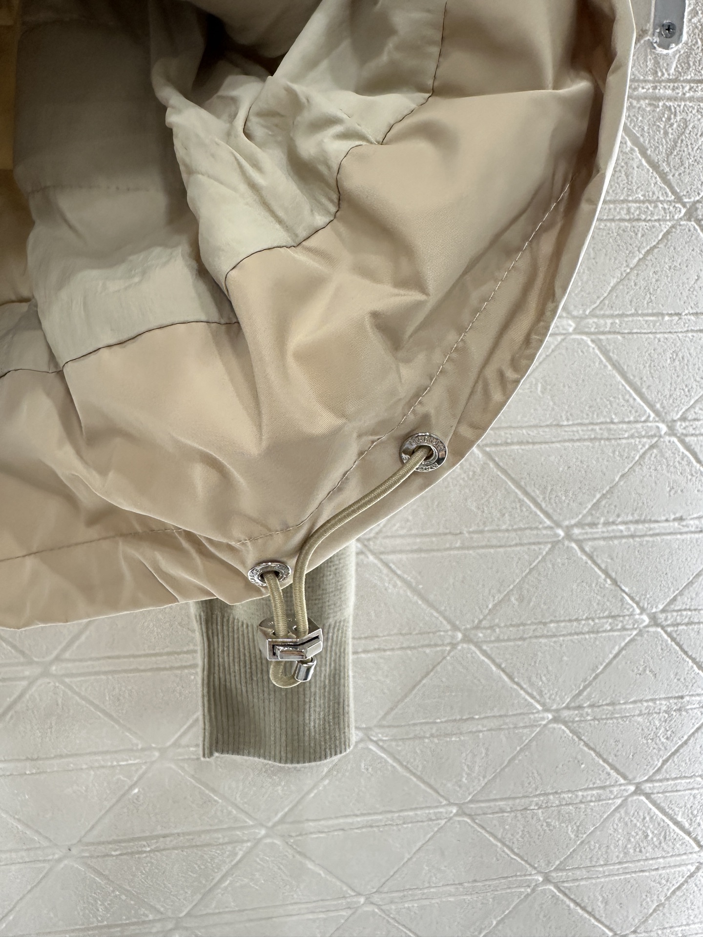 ♥Moncle*♥2025新品上架
      拼接拉链羽绒服
定制YB进口尼龙➕羊毛材质 其工艺还原 