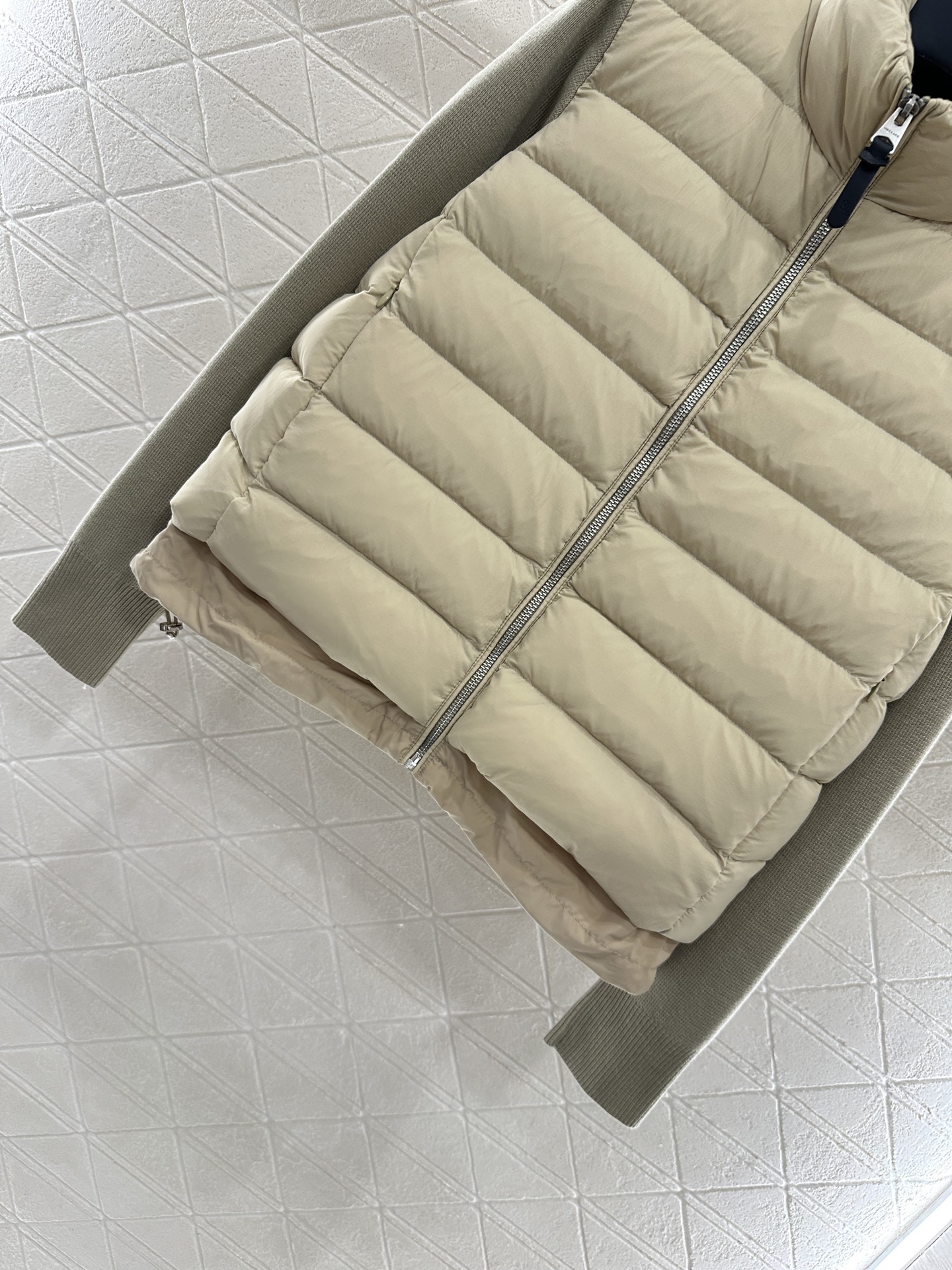 ♥Moncle*♥2025新品上架
      拼接拉链羽绒服
定制YB进口尼龙➕羊毛材质 其工艺还原 