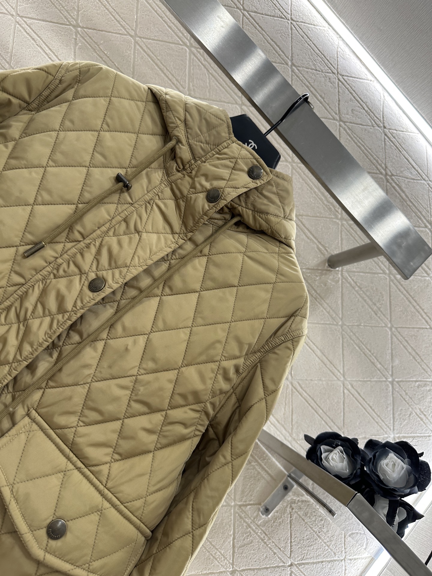 ♥BBR*♥2025新品上架
  菱格连帽抽绳棉服外套
定制YB进口防风防水尼龙材质 其工艺还原 升级材