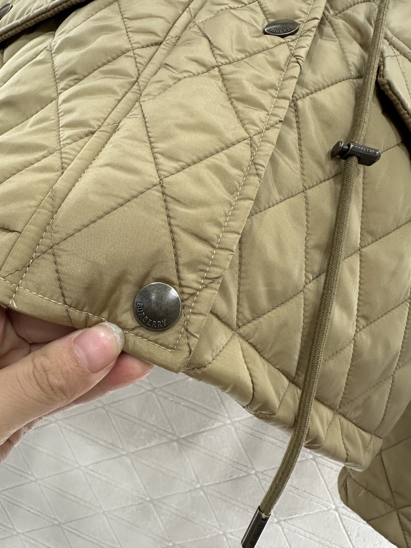 ♥BBR*♥2025新品上架
  菱格连帽抽绳棉服外套
定制YB进口防风防水尼龙材质 其工艺还原 升级材