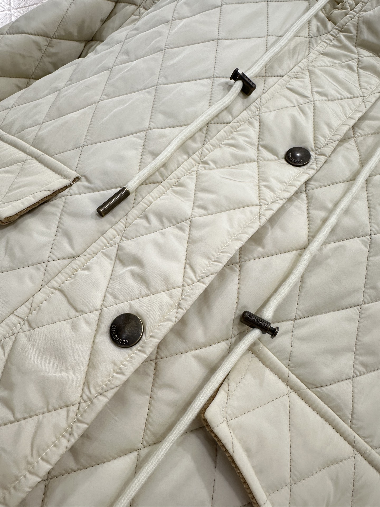 ♥BBR*♥2025新品上架
  菱格连帽抽绳棉服外套
定制YB进口防风防水尼龙材质 其工艺还原 升级材