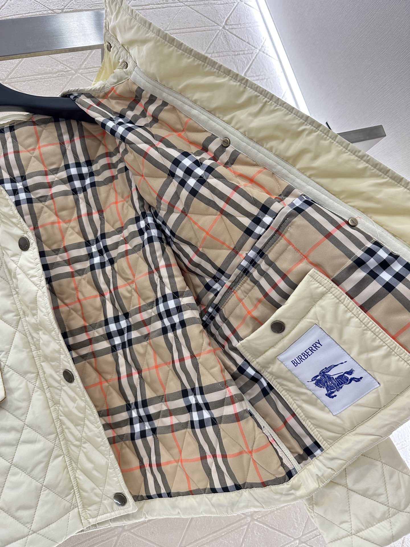 ♥BBR*♥2025新品上架
  菱格连帽抽绳棉服外套
定制YB进口防风防水尼龙材质 其工艺还原 升级材