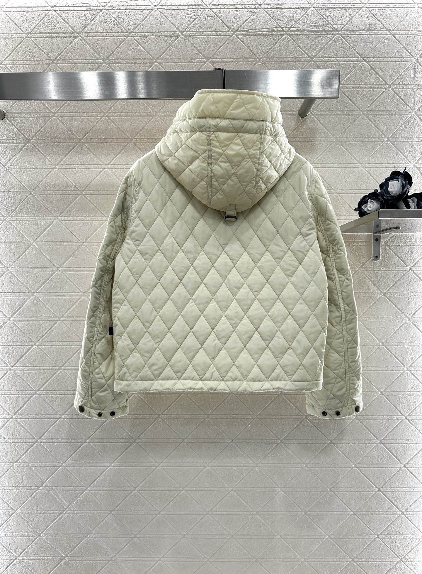 ♥BBR*♥2025新品上架
  菱格连帽抽绳棉服外套
定制YB进口防风防水尼龙材质 其工艺还原 升级材