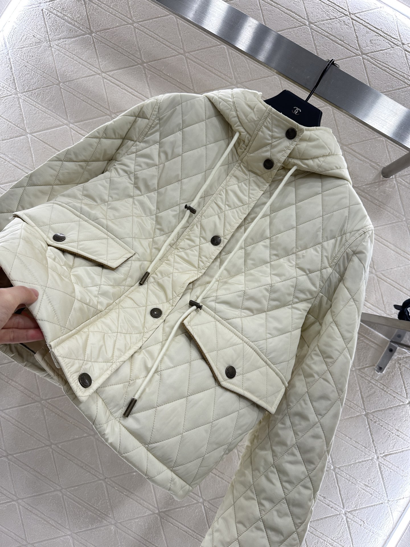 ♥BBR*♥2025新品上架
  菱格连帽抽绳棉服外套
定制YB进口防风防水尼龙材质 其工艺还原 升级材
