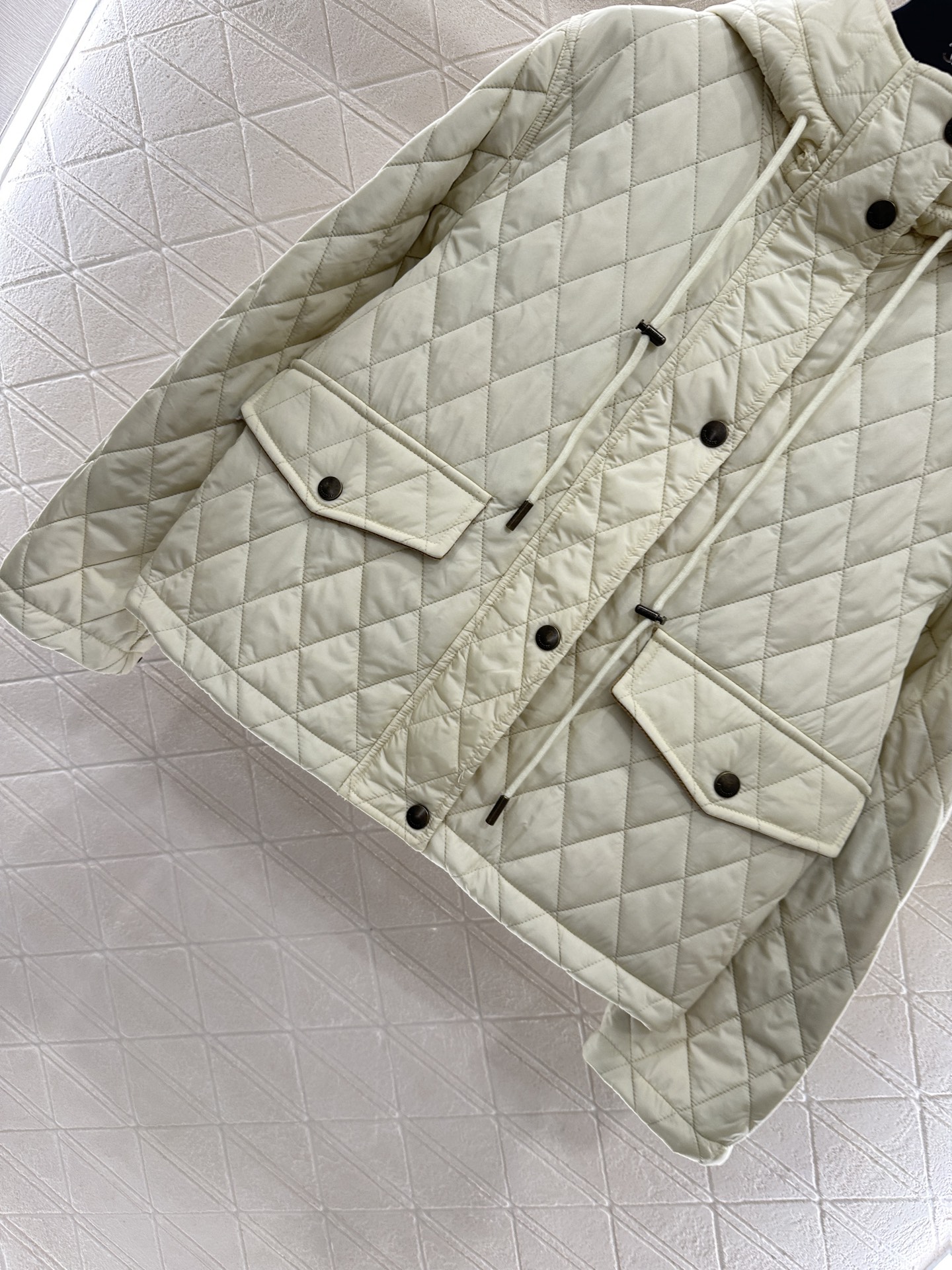♥BBR*♥2025新品上架
  菱格连帽抽绳棉服外套
定制YB进口防风防水尼龙材质 其工艺还原 升级材