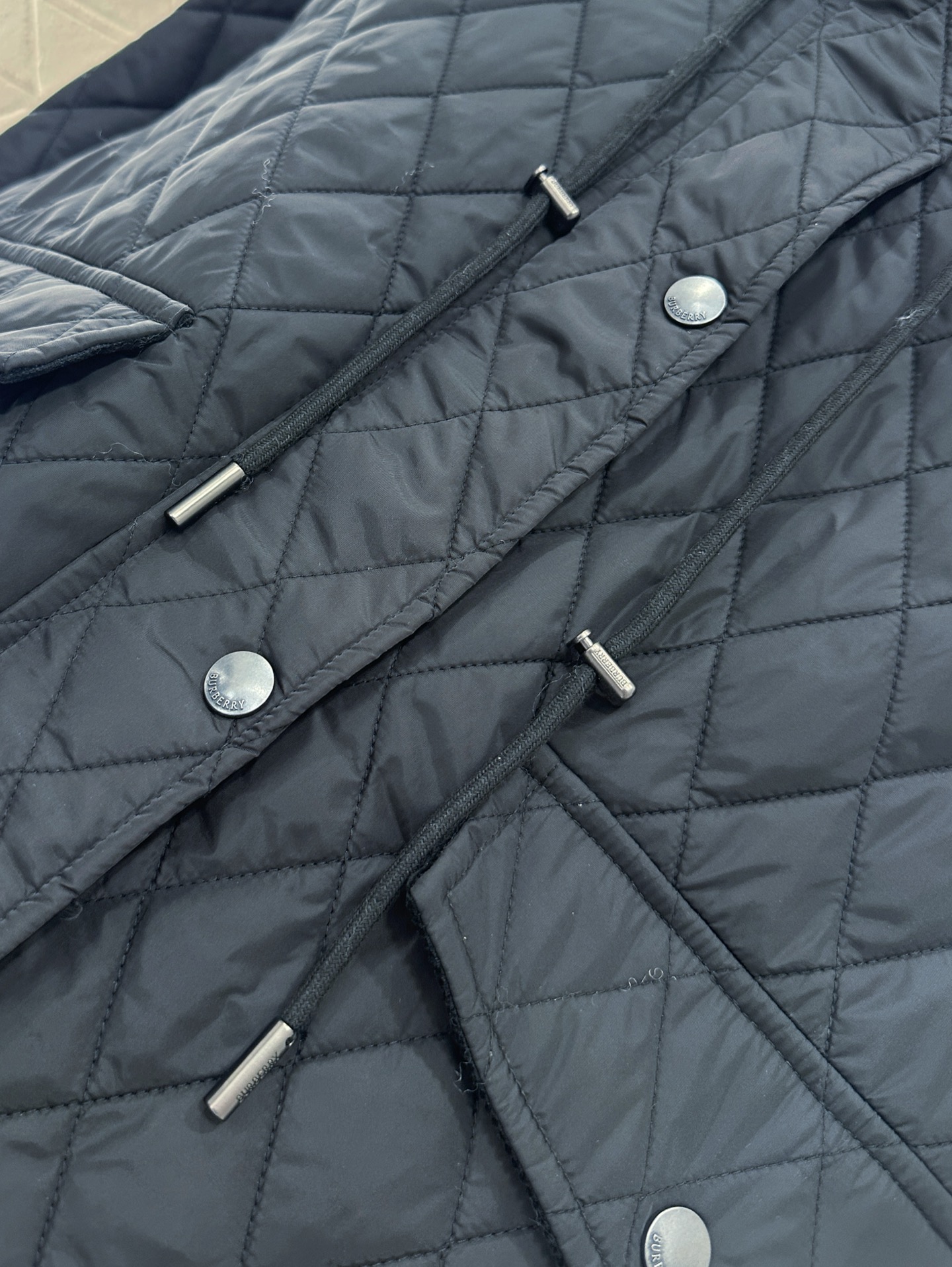 ♥BBR*♥2025新品上架
  菱格连帽抽绳棉服外套
定制YB进口防风防水尼龙材质 其工艺还原 升级材