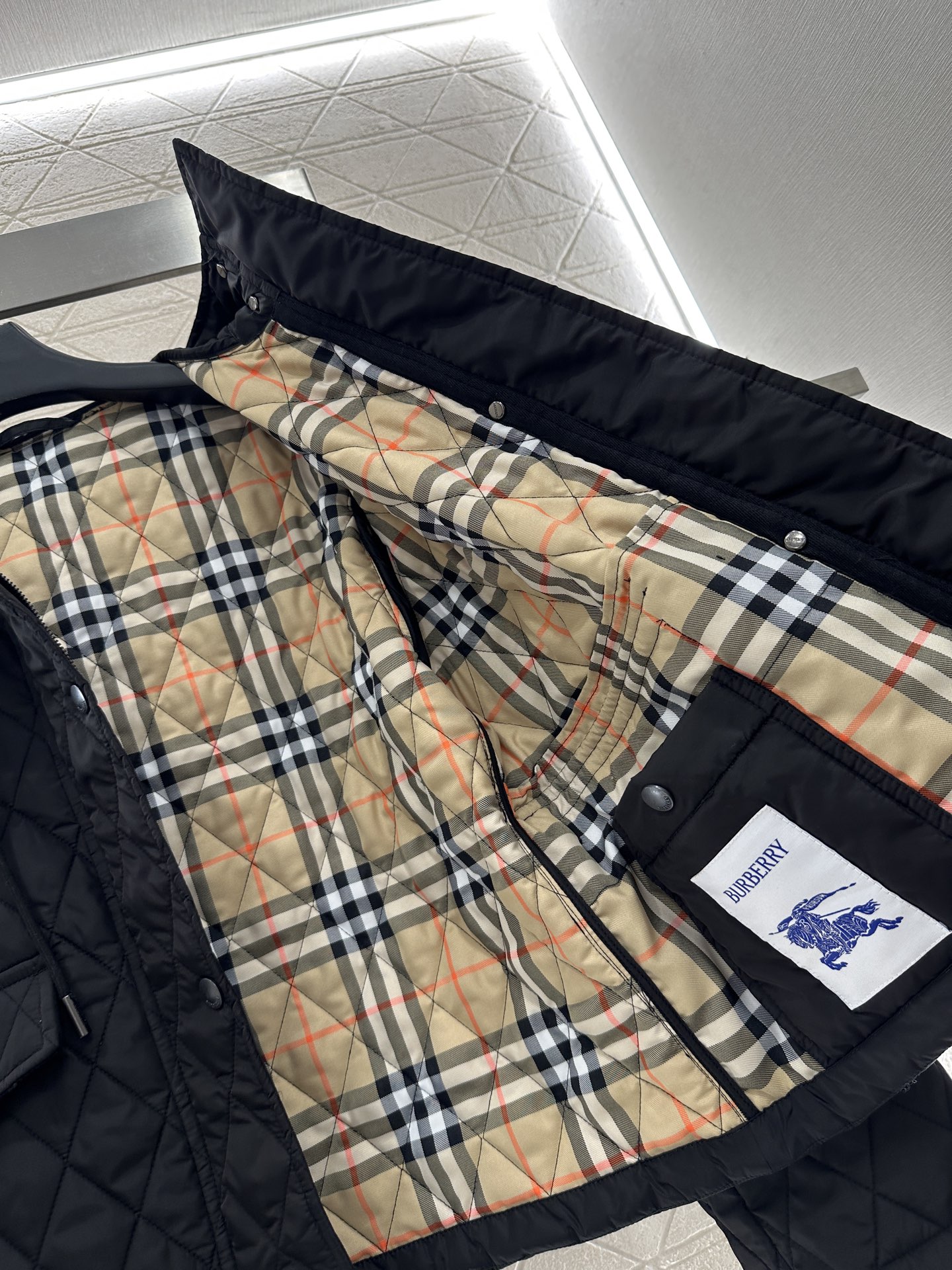 ♥BBR*♥2025新品上架
  菱格连帽抽绳棉服外套
定制YB进口防风防水尼龙材质 其工艺还原 升级材