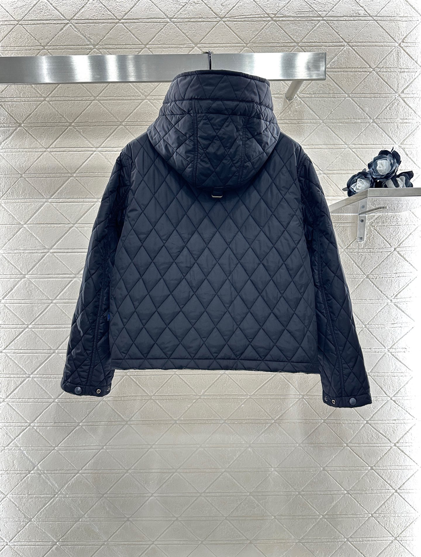 ♥BBR*♥2025新品上架
  菱格连帽抽绳棉服外套
定制YB进口防风防水尼龙材质 其工艺还原 升级材