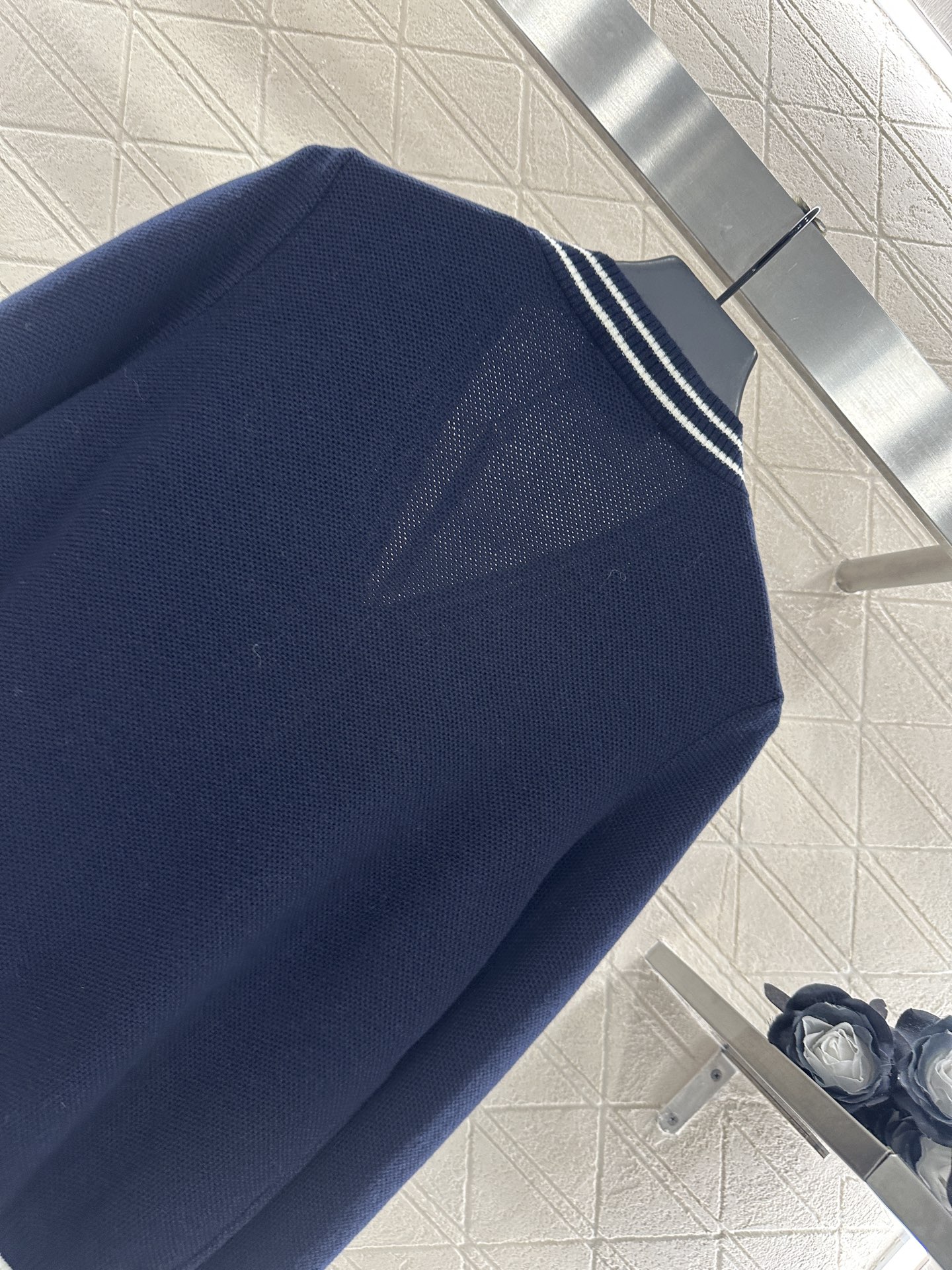 ♥Miumi*♥2025新品上架
    V领条纹针织开衫
定制YB羊毛纱线织造 质感光泽 柔软亲肤 常