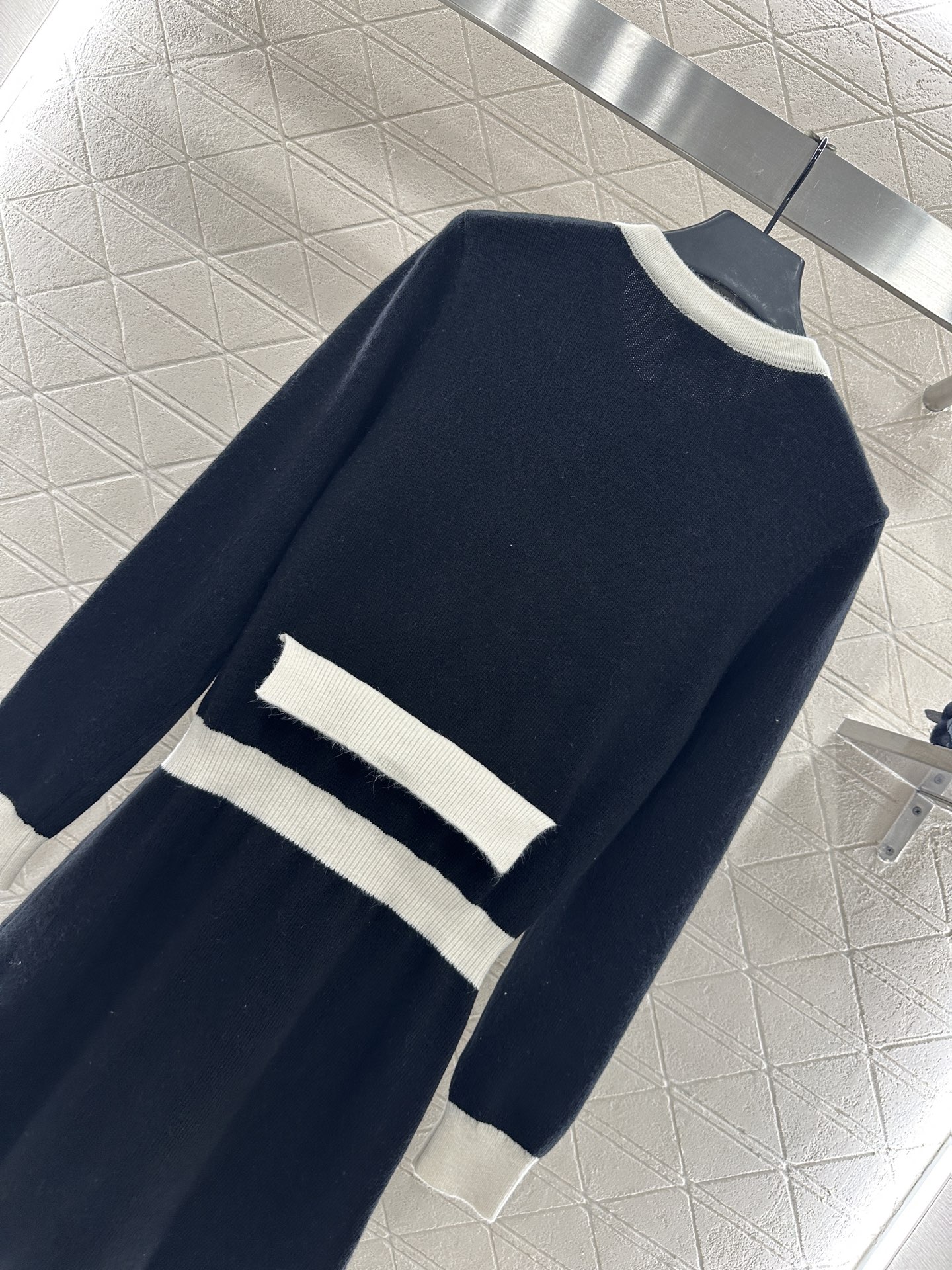 ♥Chane*♥2025新品上架
      针织长袖连衣裙
定制YB羊毛纱线织造 穿搭舒适 柔软细腻 