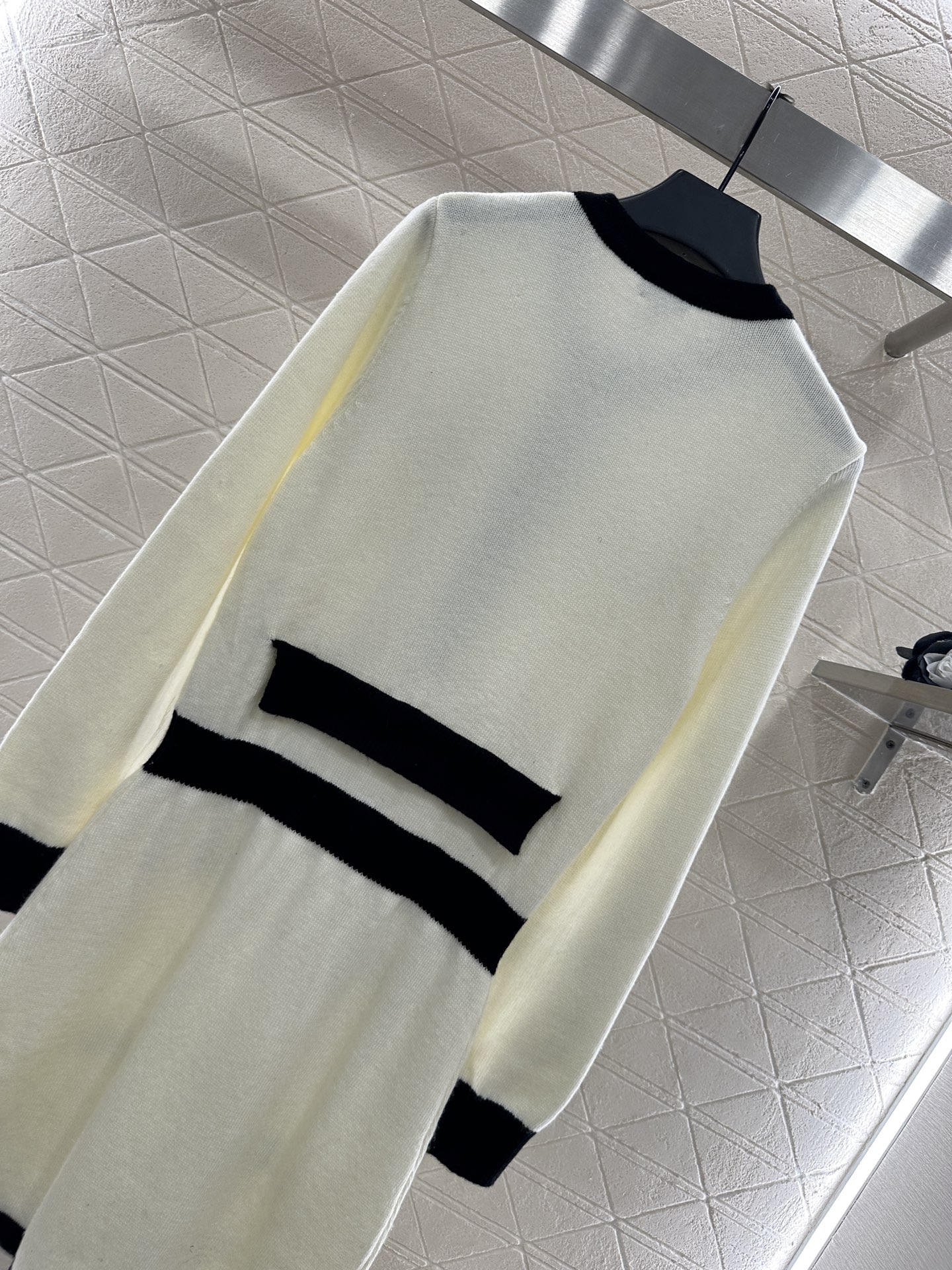 ♥Chane*♥2025新品上架
      针织长袖连衣裙
定制YB羊毛纱线织造 穿搭舒适 柔软细腻 