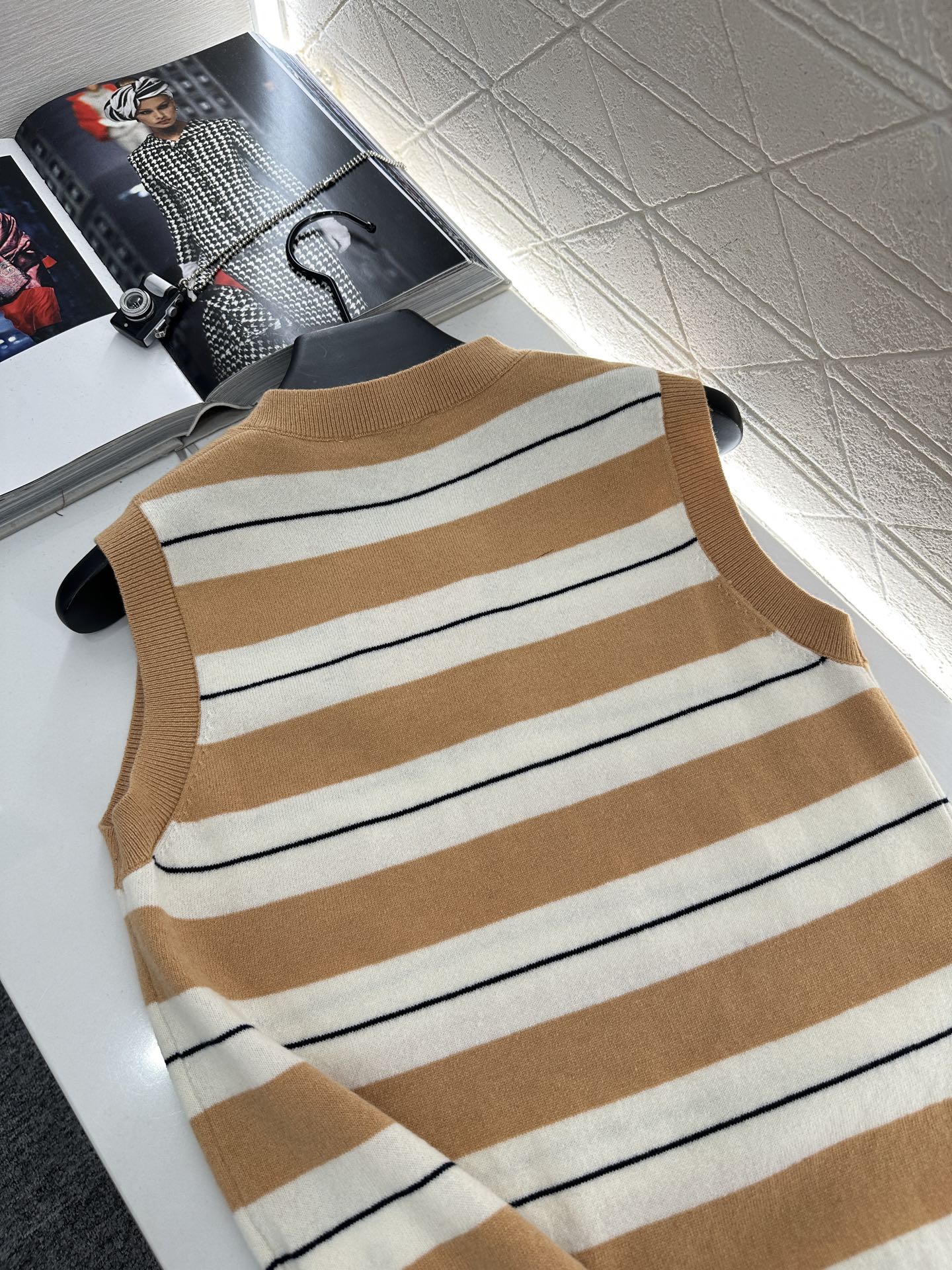 ♥Miumi*♥2025新品上架
      条纹针织背心
定制YB羊毛纱线织造 质感舒适 透气好穿 桃