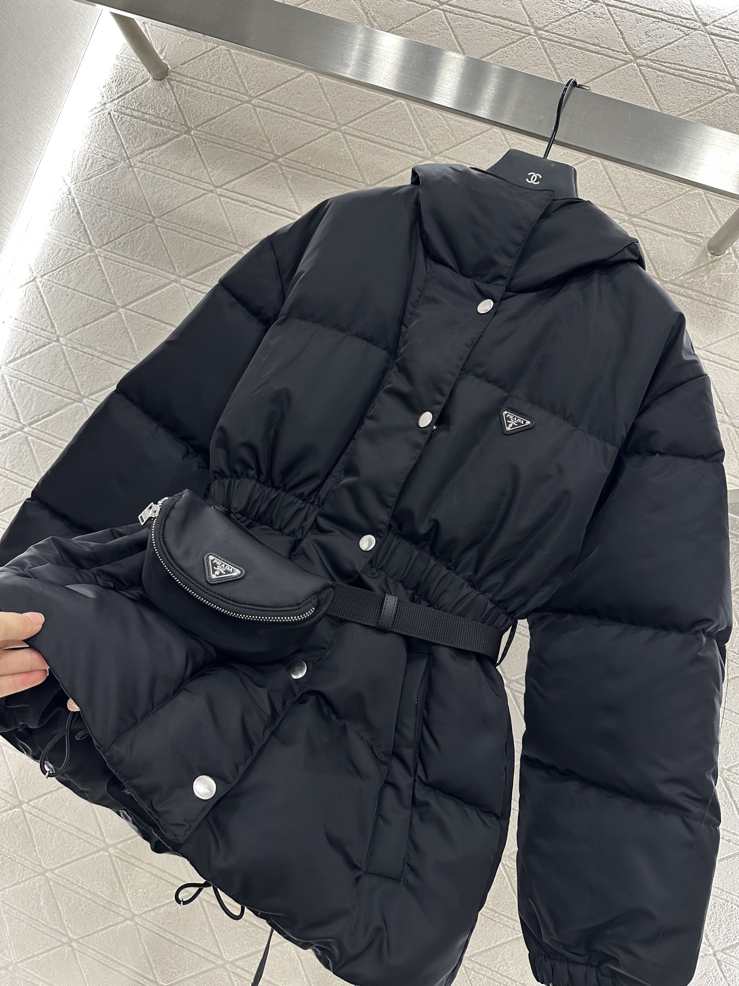 ♥Prad*♥2025新品上架
   连帽腰包收腰羽绒服
定制YB防风防水尼龙材质 白鹅绒填充内里 整件