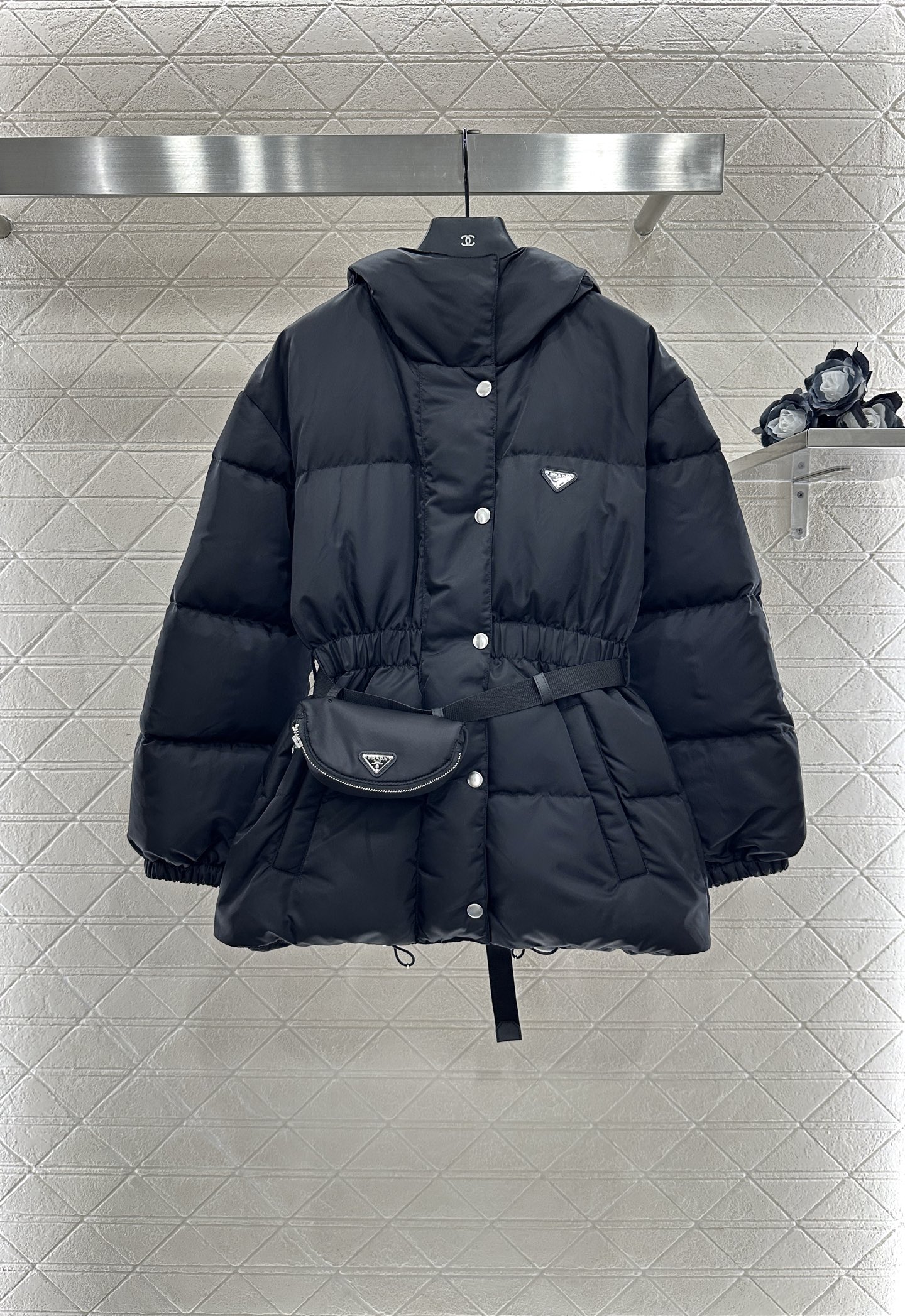 ♥Prad*♥2025新品上架
   连帽腰包收腰羽绒服
定制YB防风防水尼龙材质 白鹅绒填充内里 整件