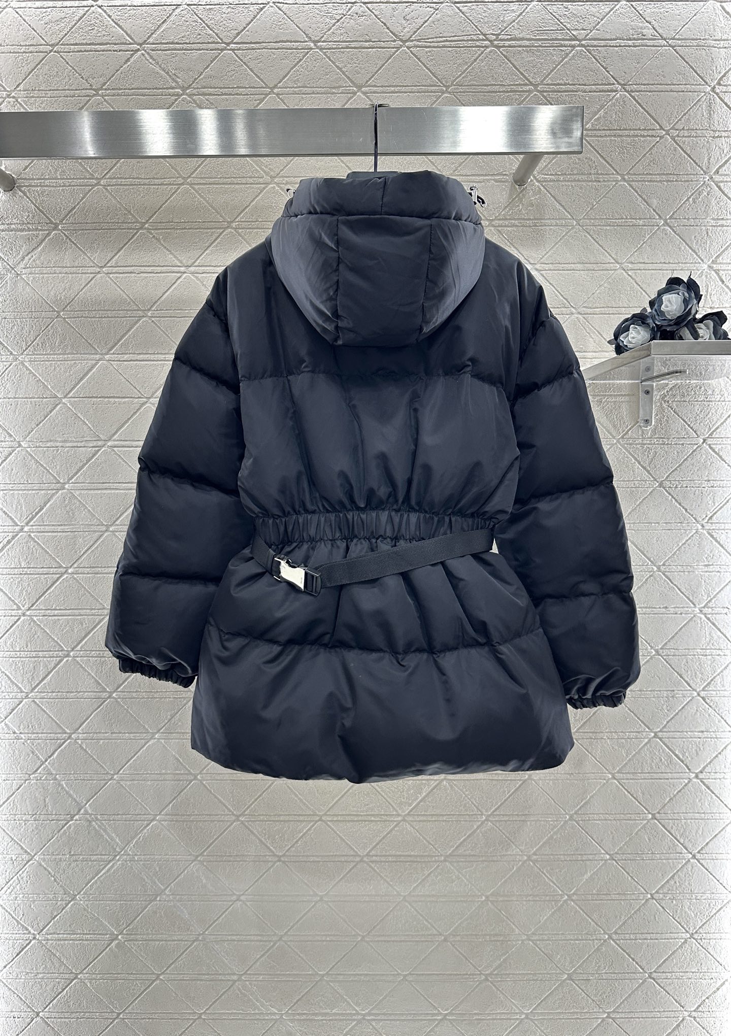 ♥Prad*♥2025新品上架
   连帽腰包收腰羽绒服
定制YB防风防水尼龙材质 白鹅绒填充内里 整件