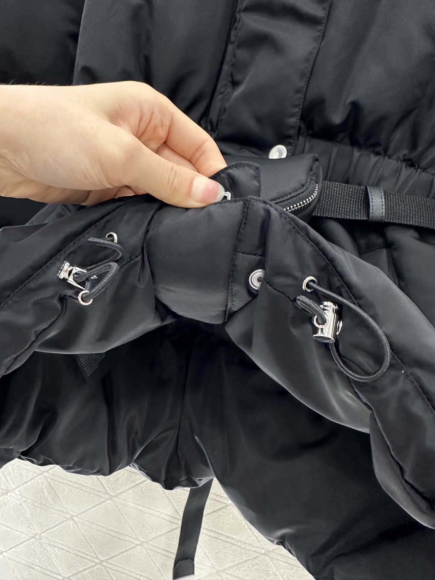 ♥Prad*♥2025新品上架
   连帽腰包收腰羽绒服
定制YB防风防水尼龙材质 白鹅绒填充内里 整件