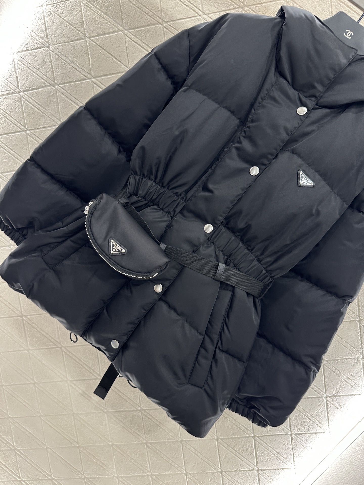♥Prad*♥2025新品上架
   连帽腰包收腰羽绒服
定制YB防风防水尼龙材质 白鹅绒填充内里 整件