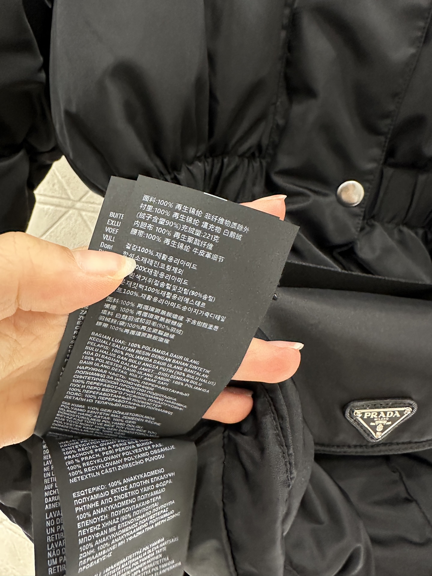 ♥Prad*♥2025新品上架
   连帽腰包收腰羽绒服
定制YB防风防水尼龙材质 白鹅绒填充内里 整件