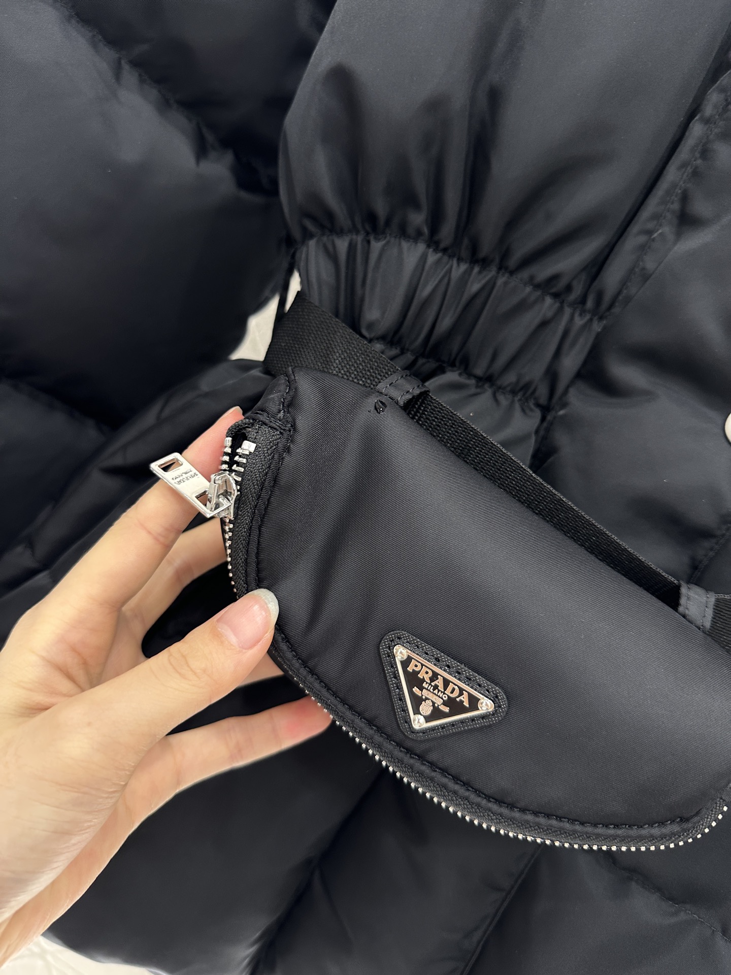 ♥Prad*♥2025新品上架
   连帽腰包收腰羽绒服
定制YB防风防水尼龙材质 白鹅绒填充内里 整件