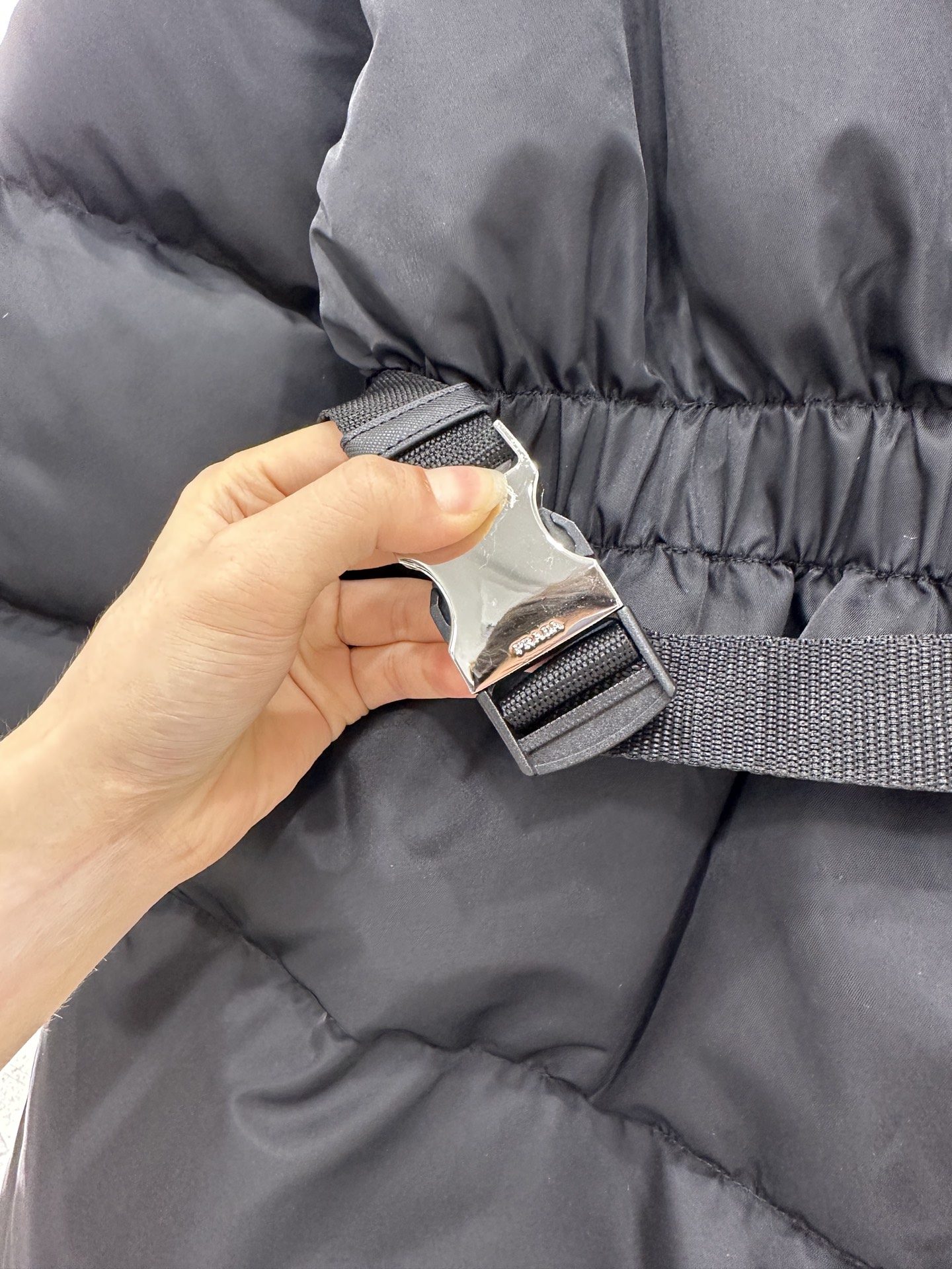 ♥Prad*♥2025新品上架
   连帽腰包收腰羽绒服
定制YB防风防水尼龙材质 白鹅绒填充内里 整件