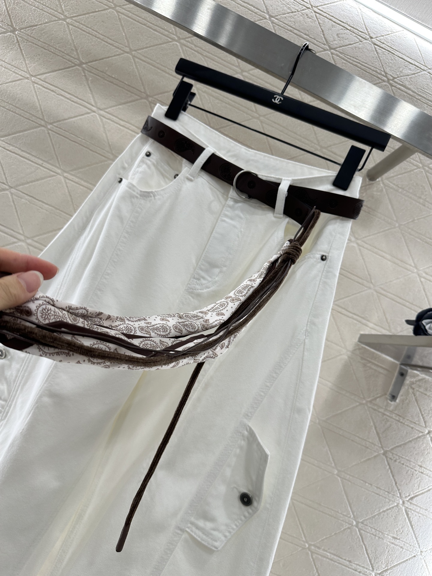 ♥Miumi*♥2025新品上架
   丝巾腰带弯刀长裤
定制YB斜纹棉牛仔材质 质感舒适 挺括有型 系