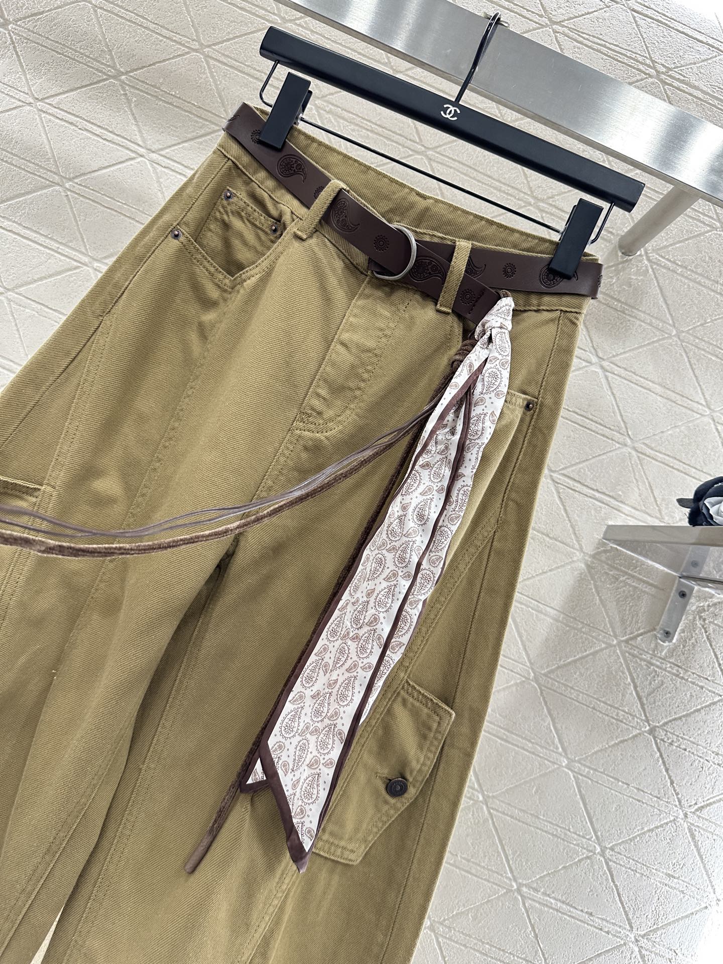 ♥Miumi*♥2025新品上架
   丝巾腰带弯刀长裤
定制YB斜纹棉牛仔材质 质感舒适 挺括有型 系