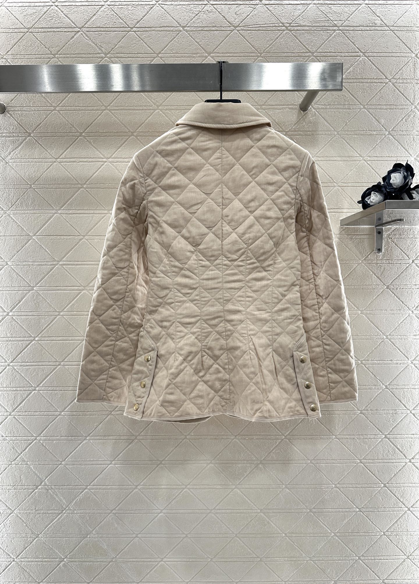 ♥ Moncle*♥2025新品上架
     菱格翻领棉服外套
定制YB进口亚麻棉材质 品相还原 质感
