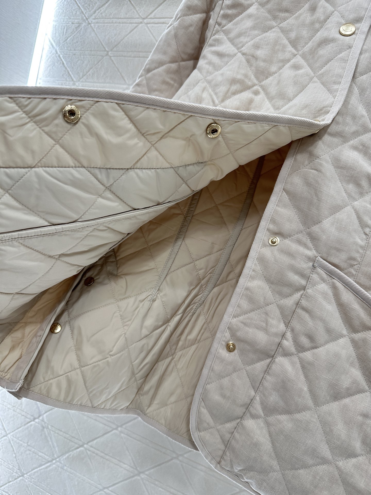 ♥ Moncle*♥2025新品上架
     菱格翻领棉服外套
定制YB进口亚麻棉材质 品相还原 质感