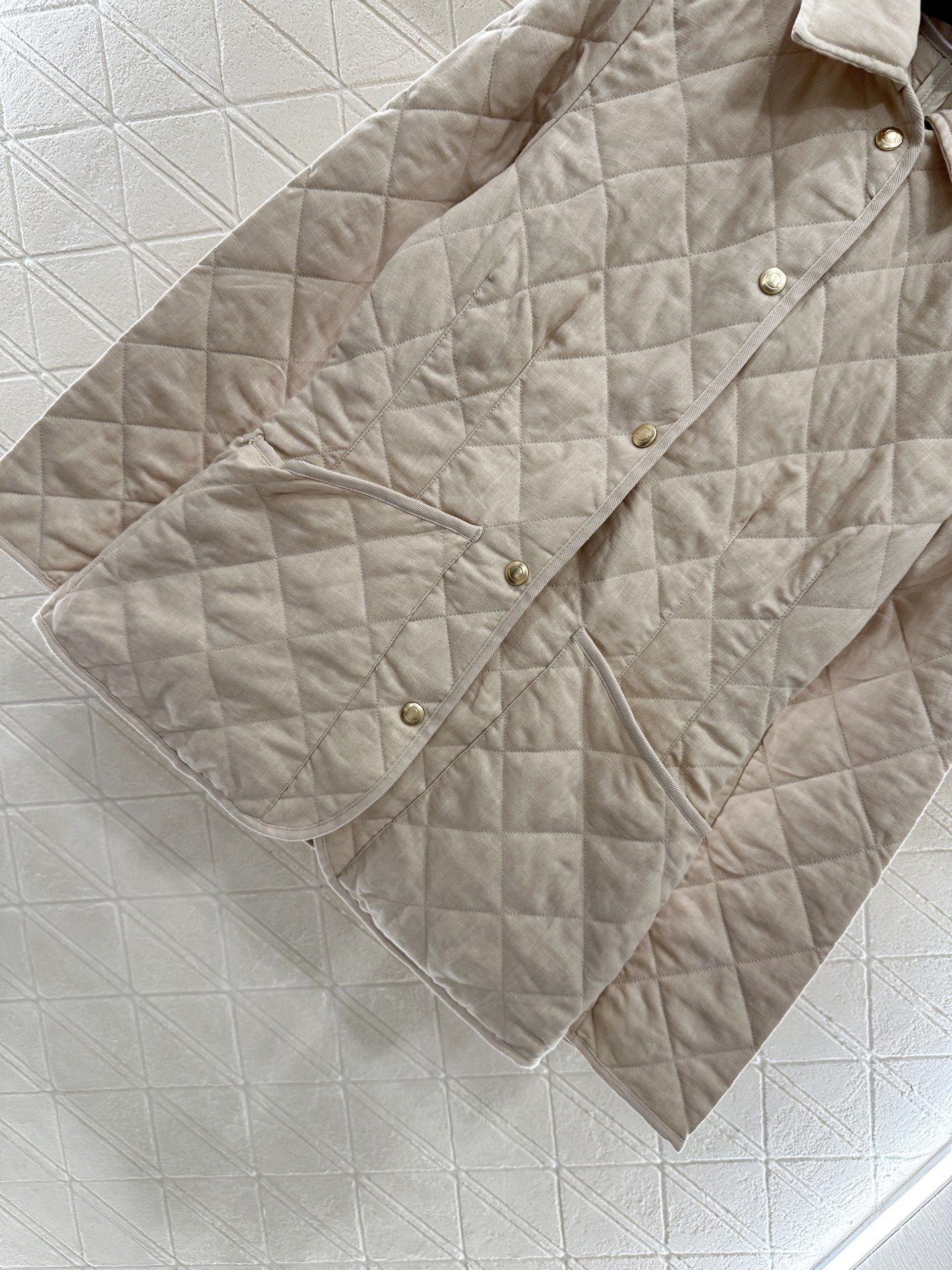 ♥ Moncle*♥2025新品上架
     菱格翻领棉服外套
定制YB进口亚麻棉材质 品相还原 质感