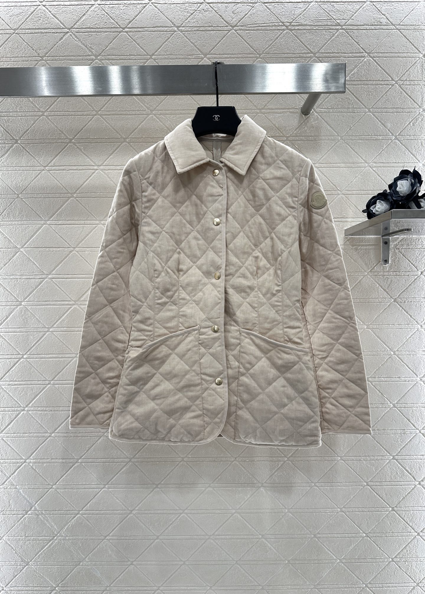 ♥ Moncle*♥2025新品上架
     菱格翻领棉服外套
定制YB进口亚麻棉材质 品相还原 质感