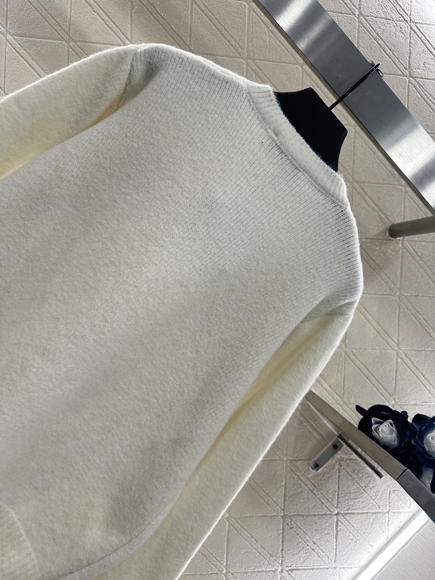 ♥Miumi*♥2025新品上架
    圆领刺绣亮片针织开衫
定制YB羊毛纱线织造 质感细腻 穿搭舒适