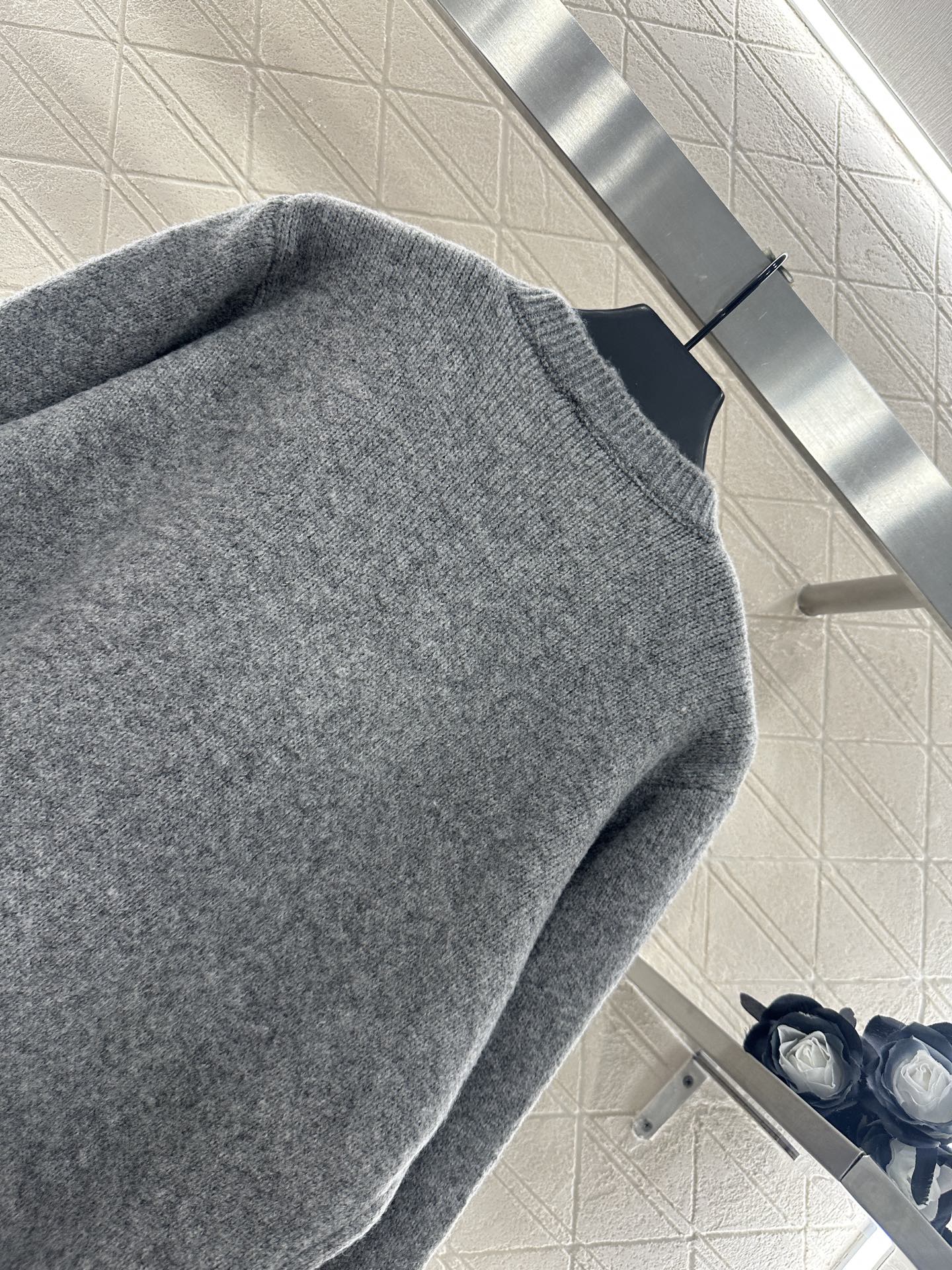 ♥Miumi*♥2025新品上架
    圆领刺绣亮片针织开衫
定制YB羊毛纱线织造 质感细腻 穿搭舒适