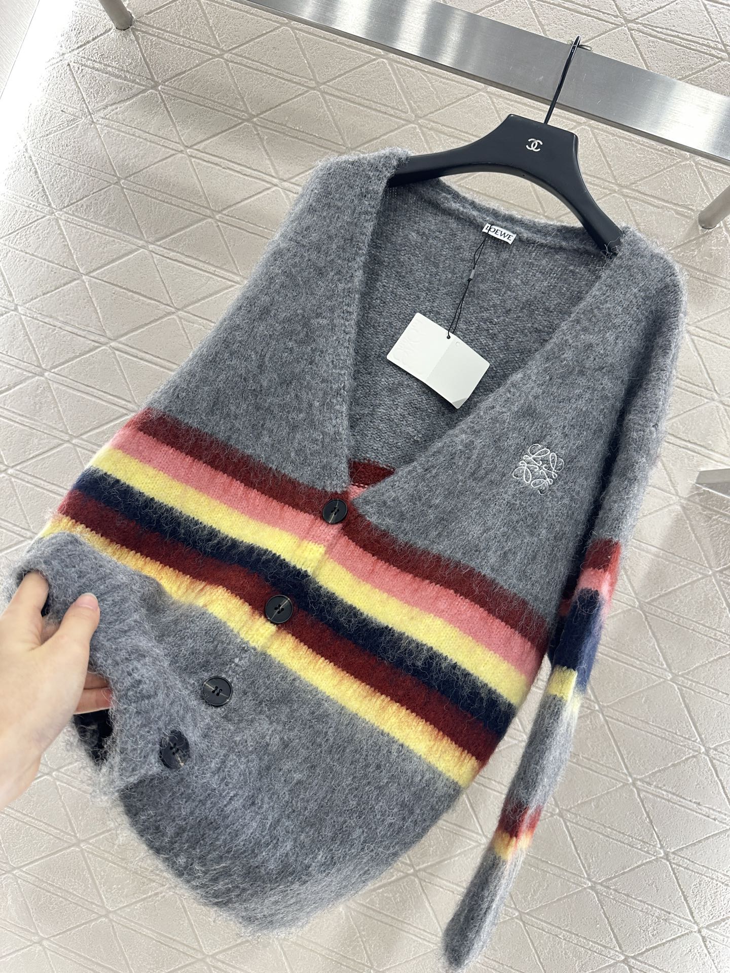 ♥Loew*♥2025新品上架
    条纹撞色马海毛开衫
定制YB马海毛材质 质感高级舒适 穿搭舒适不